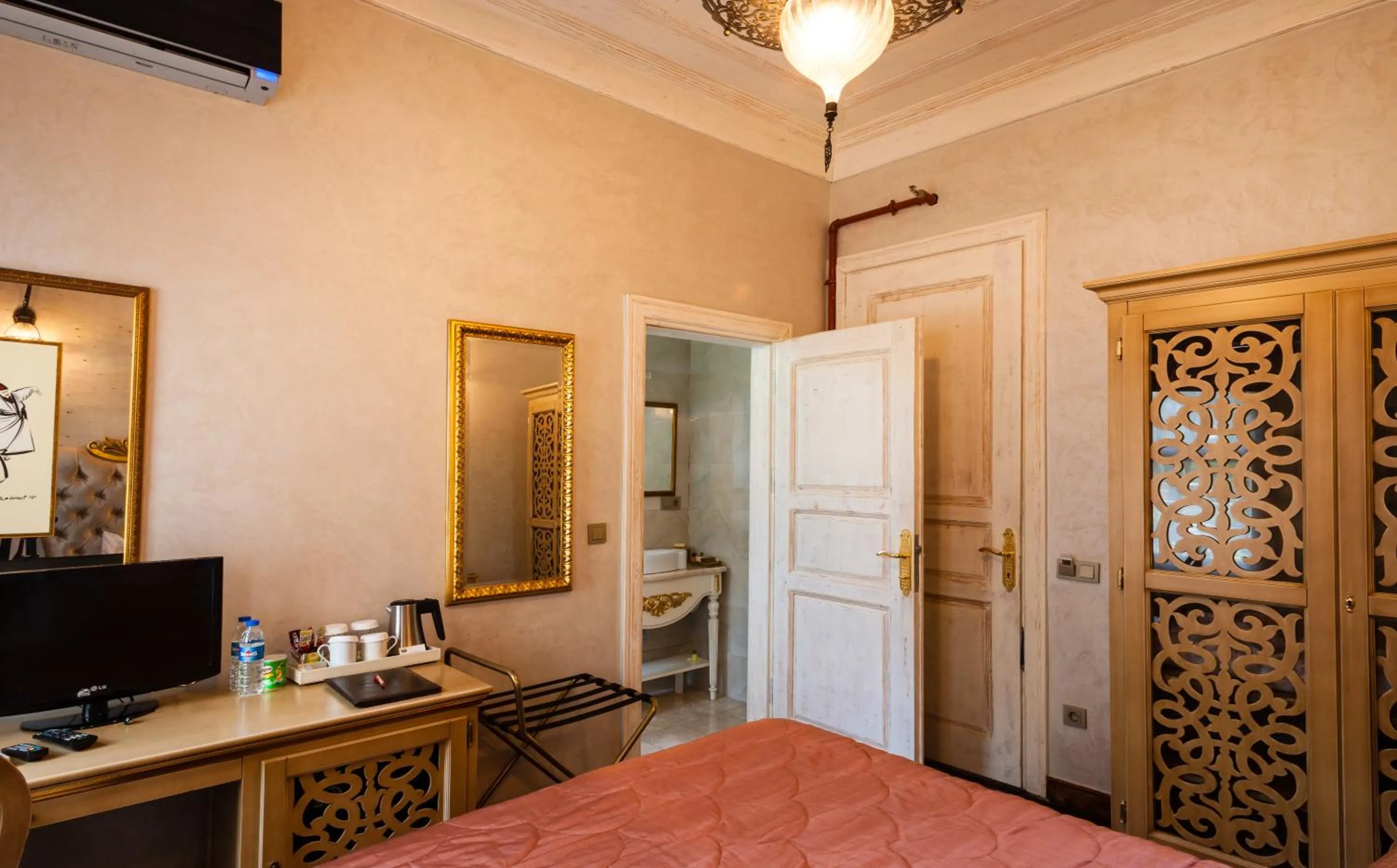 Bed in İstanbul Bosphorus Hotel Symbola