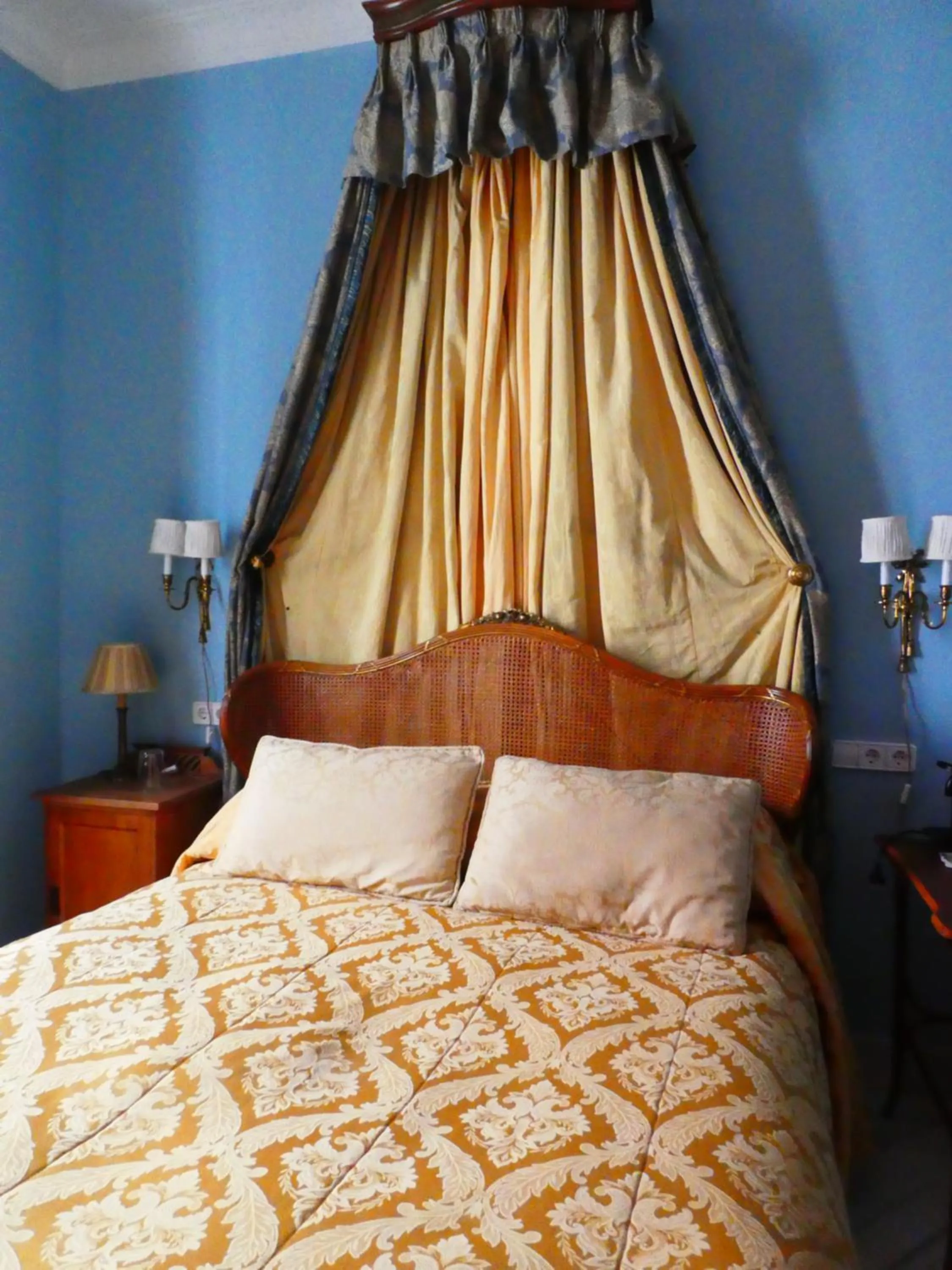 Bed in Palacio del Virrey Laserna