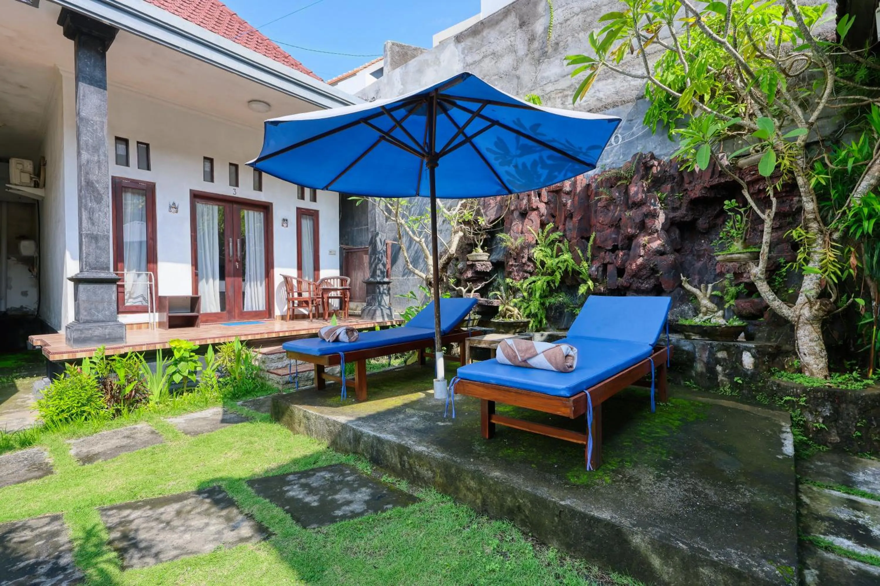 sunbed in Toro Cottage