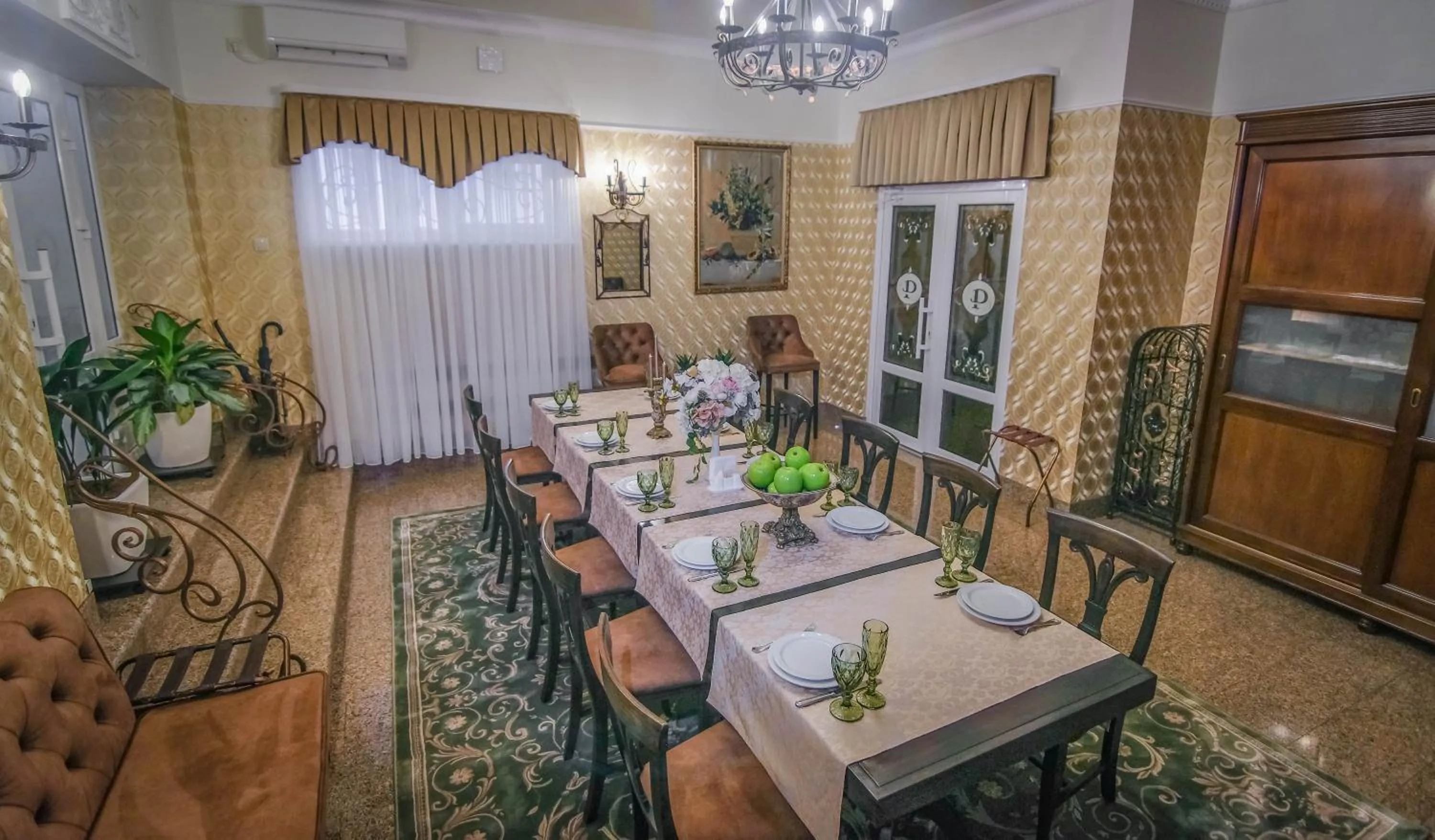 Restaurant/places to eat in Premier Hotel Palazzo