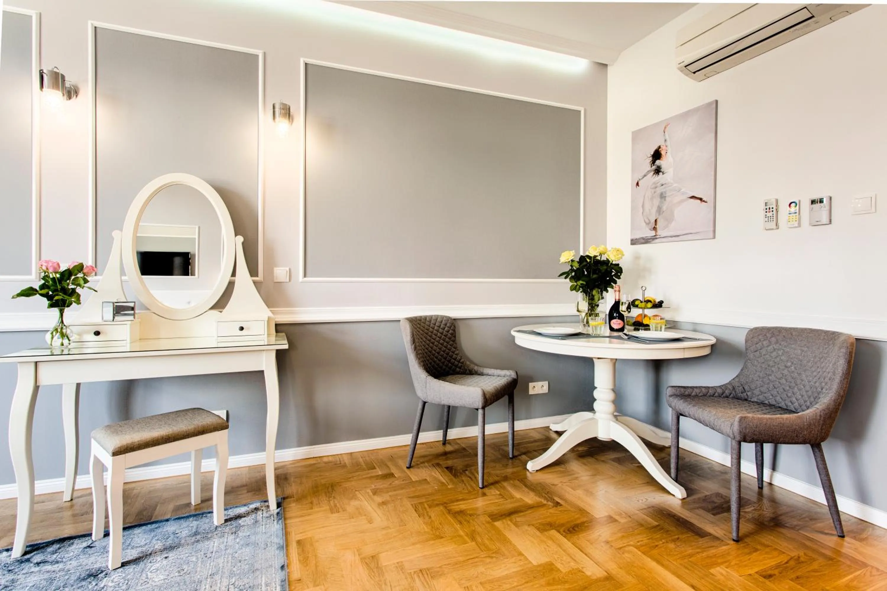 Photo of the whole room in Main Square Apartments