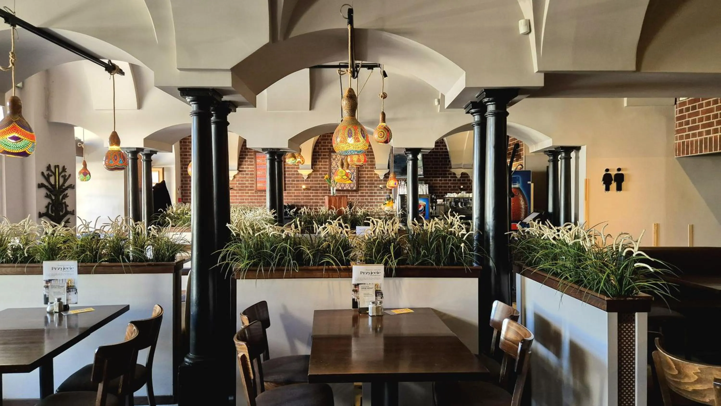 Restaurant/places to eat in Main Square Apartments