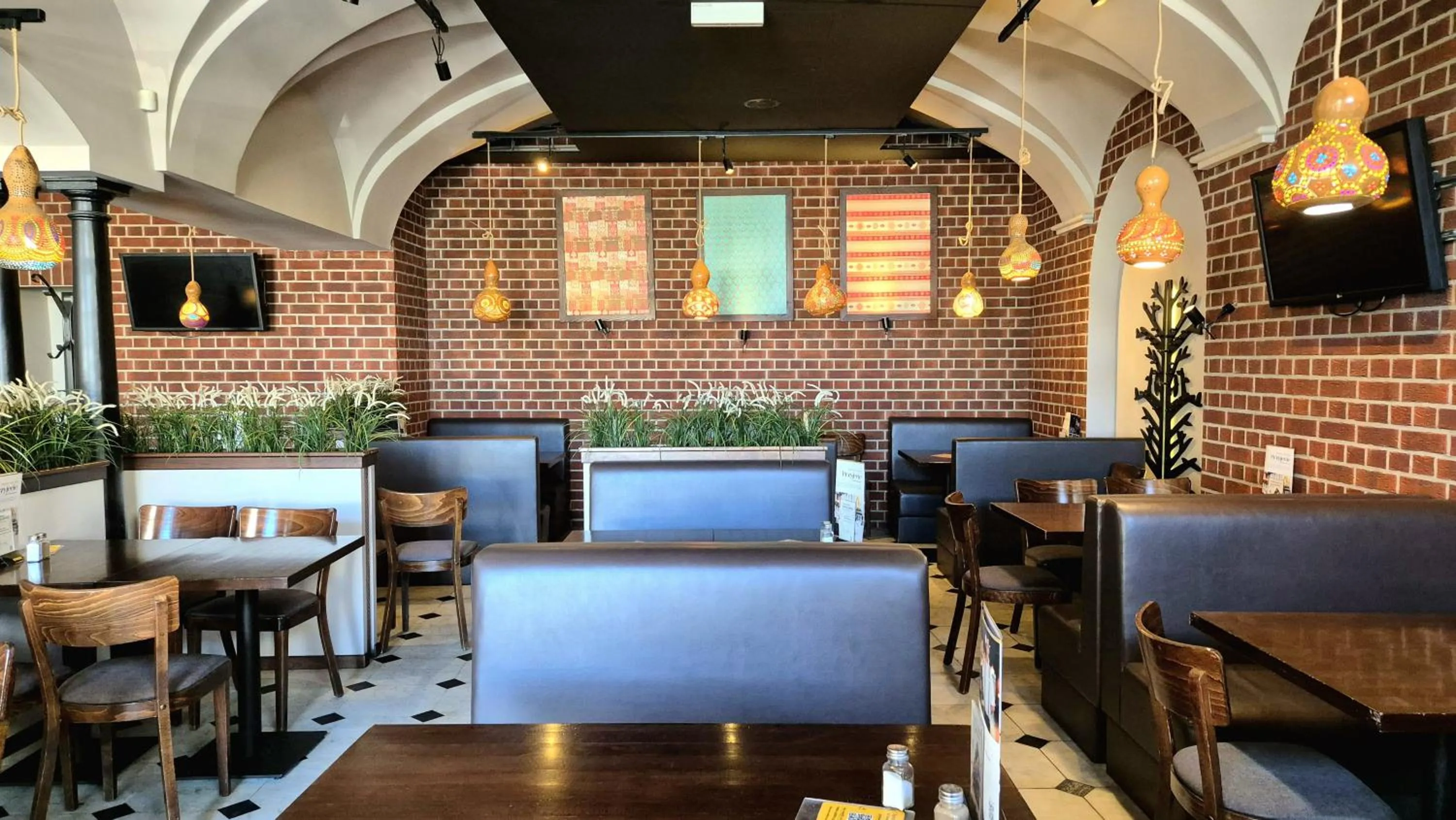 Restaurant/places to eat in Main Square Apartments