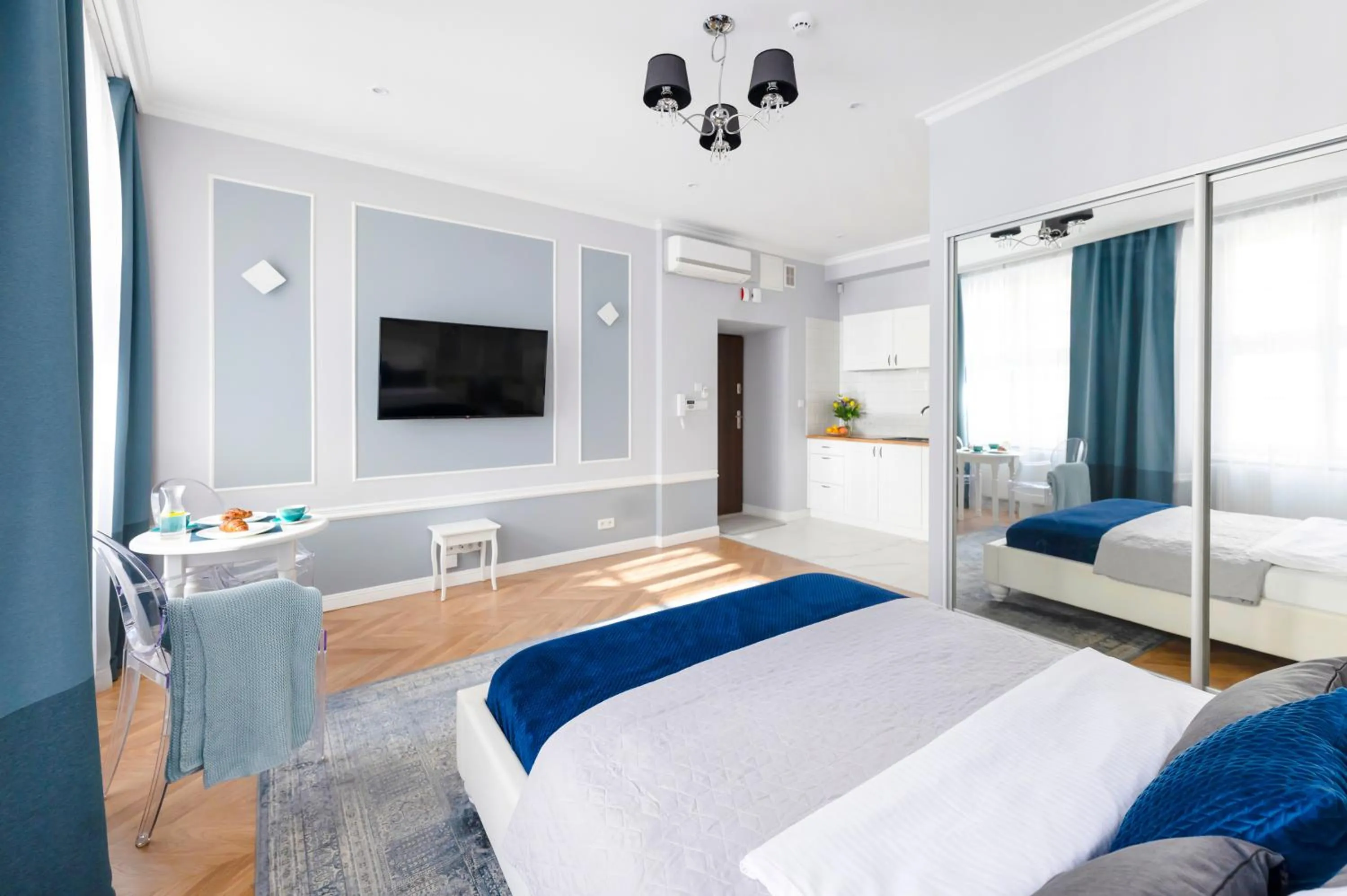 TV and multimedia, Bed in Main Square Apartments