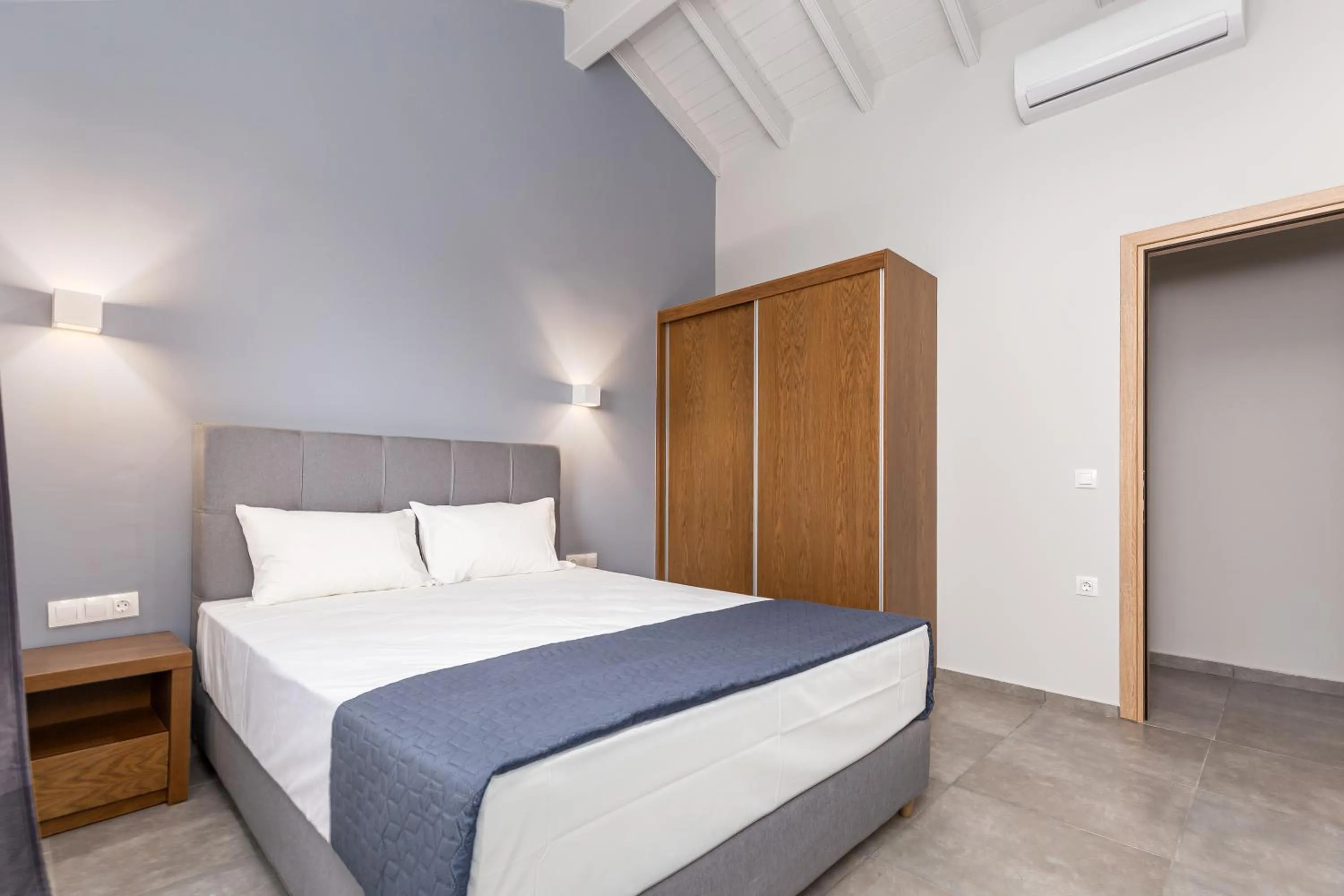 Photo of the whole room, Bed in Anasa Corfu