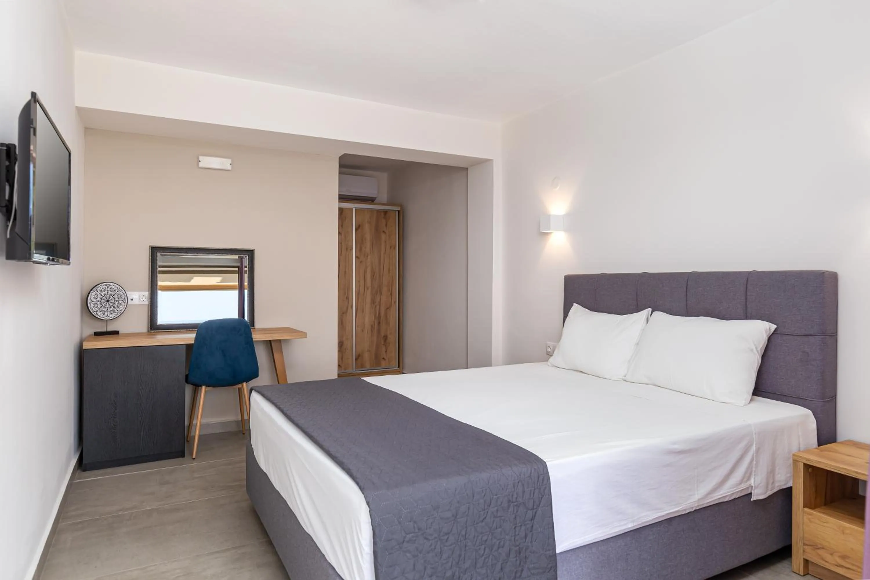 Photo of the whole room, Bed in Anasa Corfu