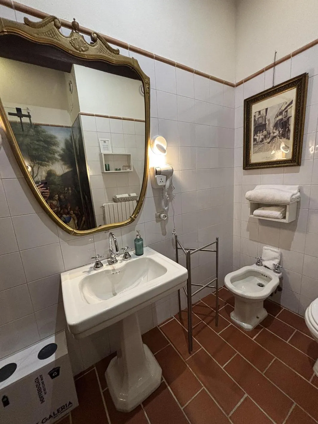 Shower in La Celeste Galeria