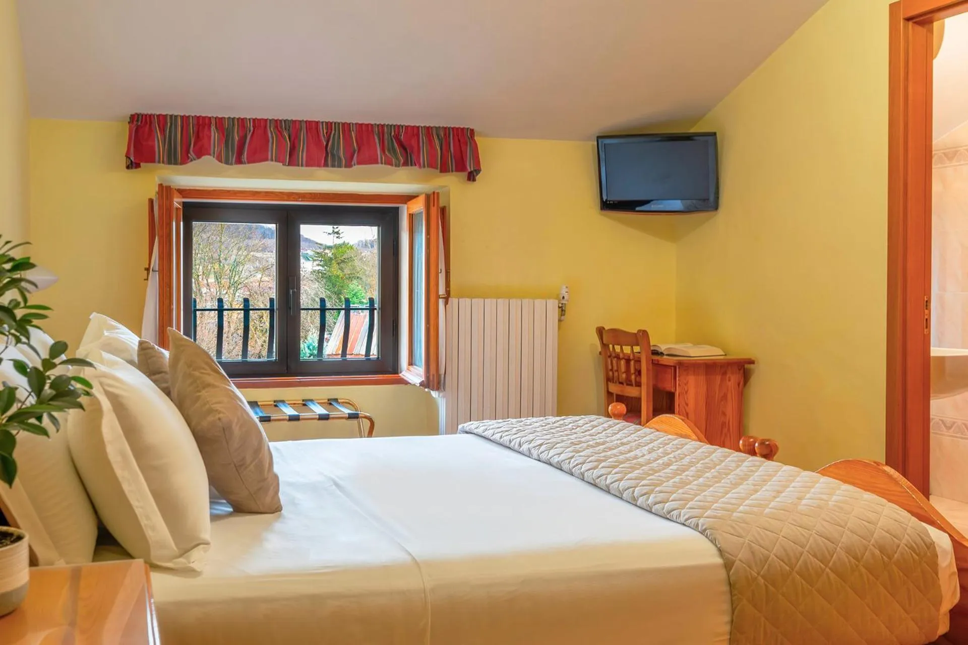 Bedroom, Bed in Hotel Iris