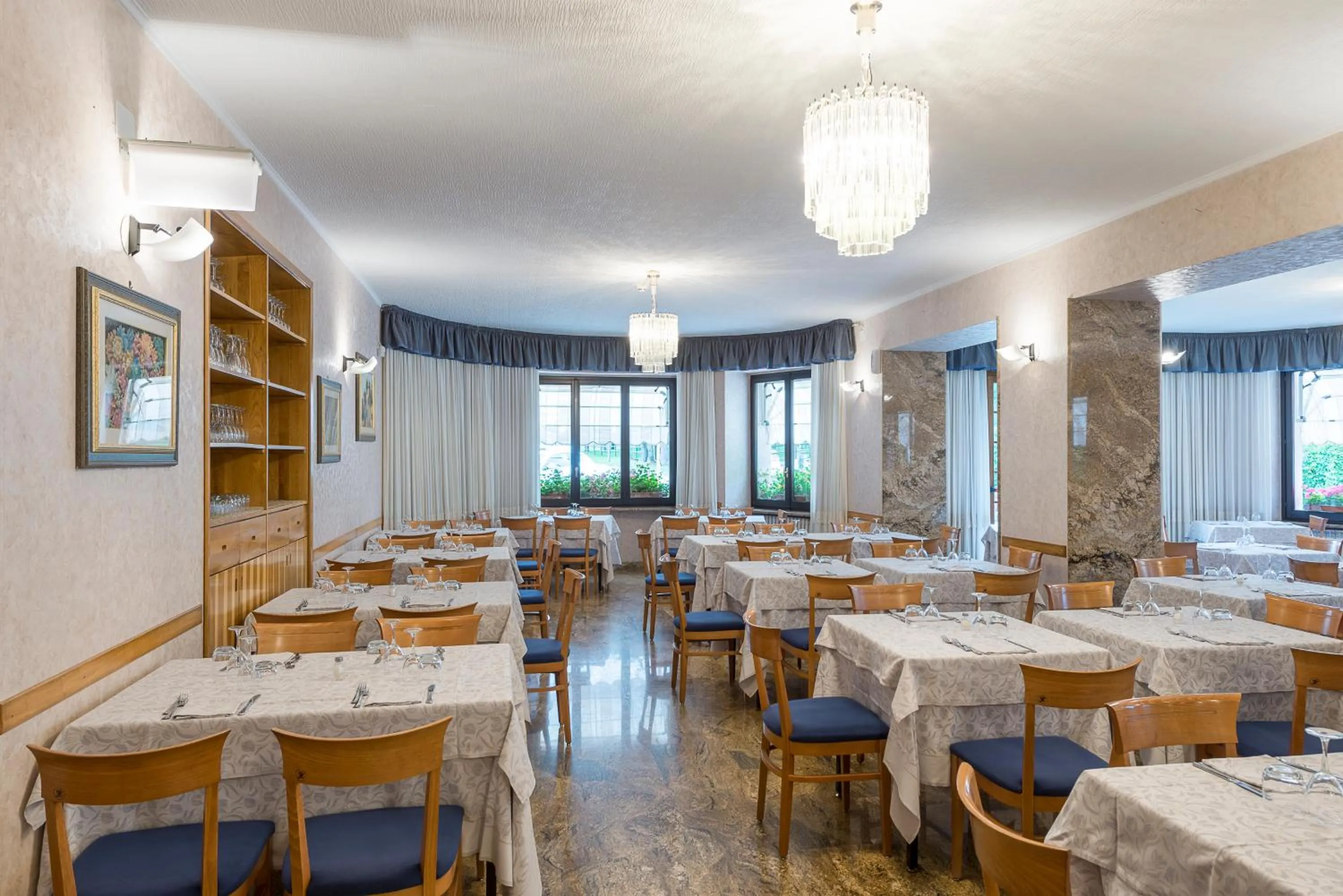 Restaurant/places to eat in Hotel Iris
