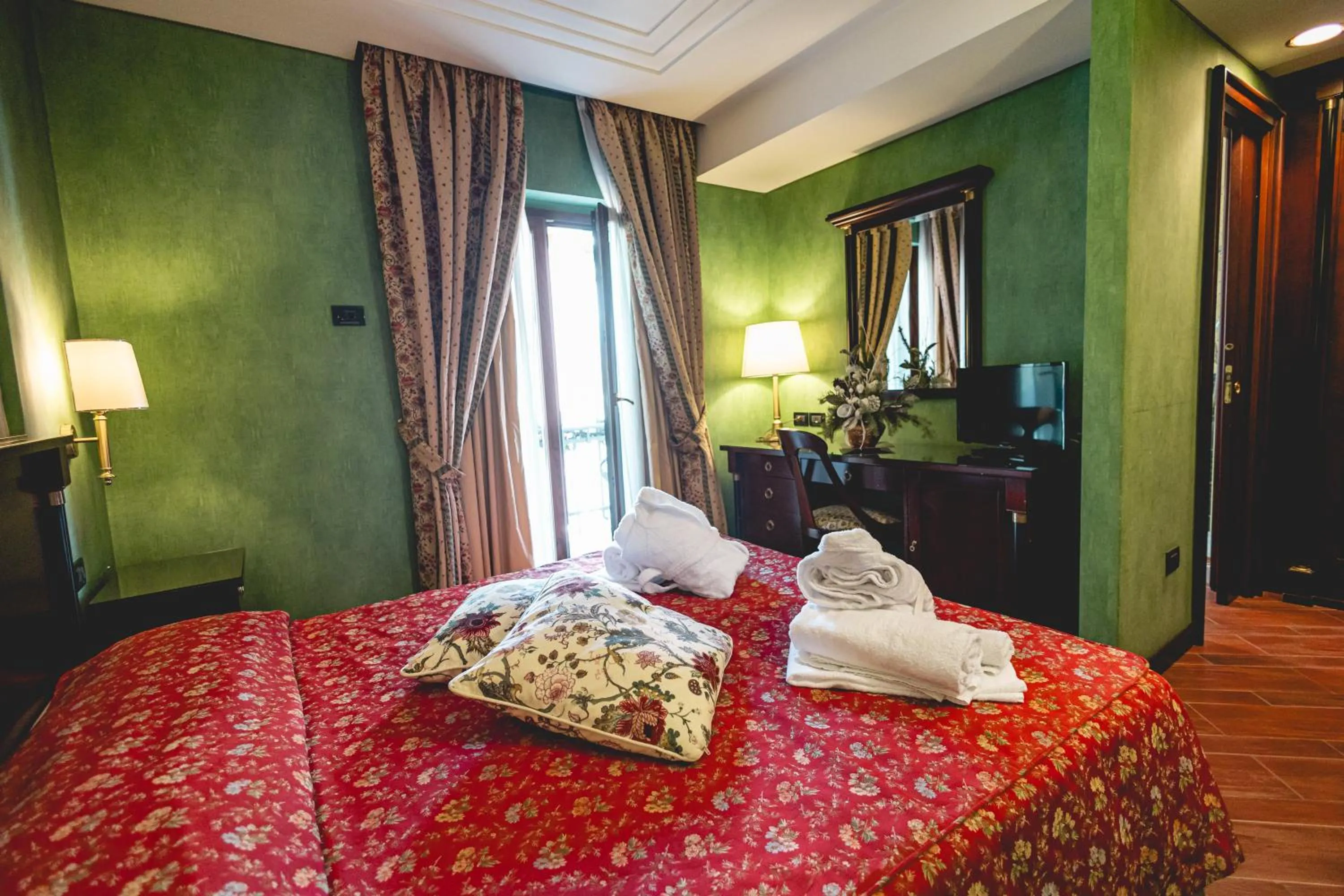 Bed in Hotel Petite Fleur