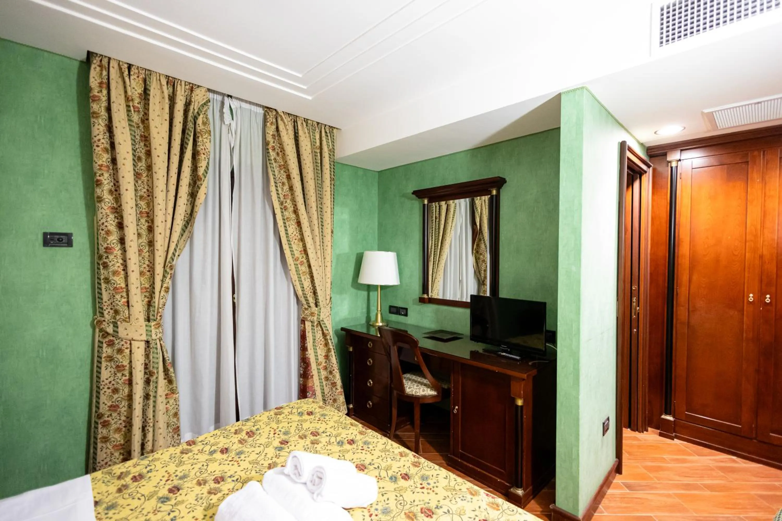 Bed in Hotel Petite Fleur