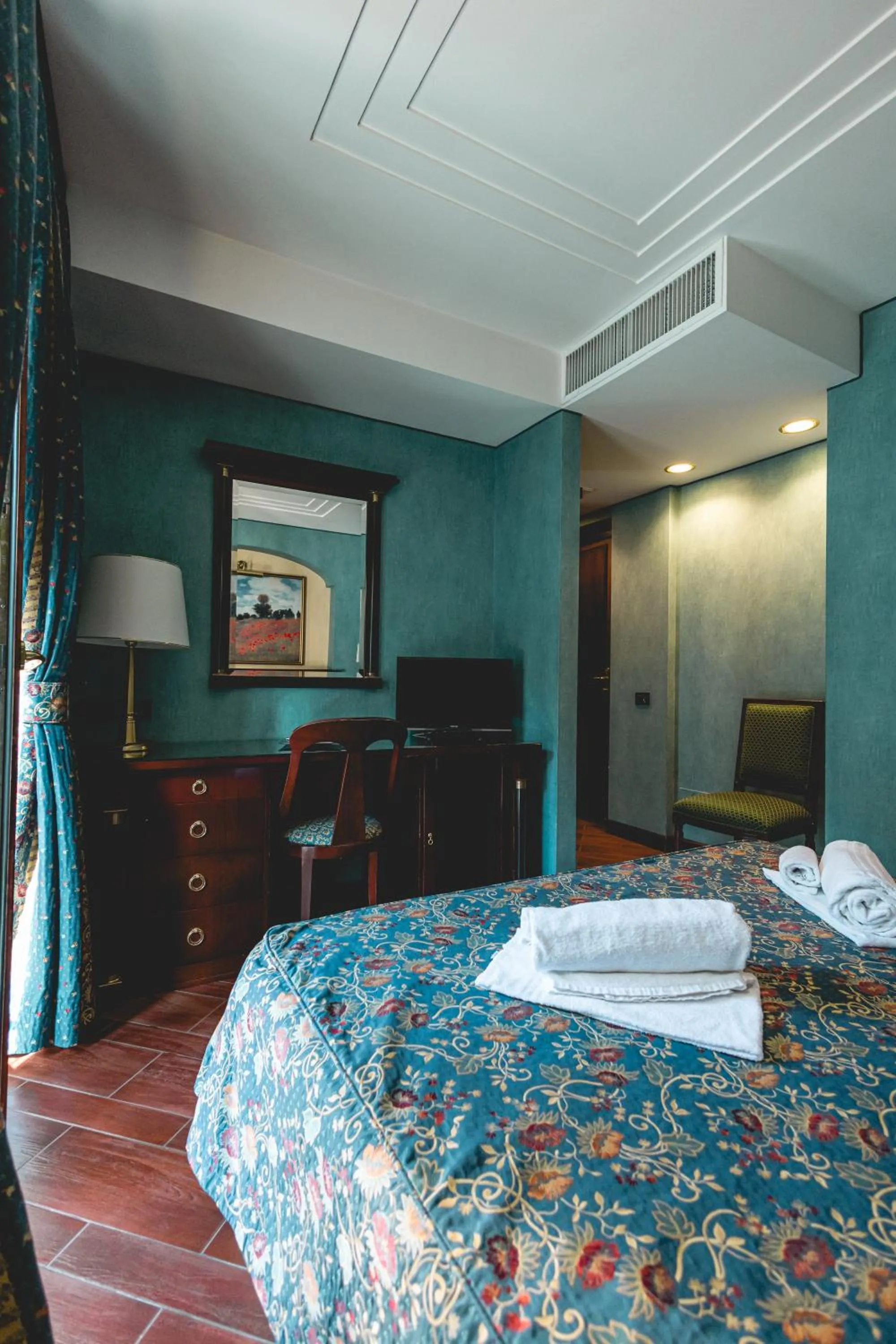 Bed in Hotel Petite Fleur