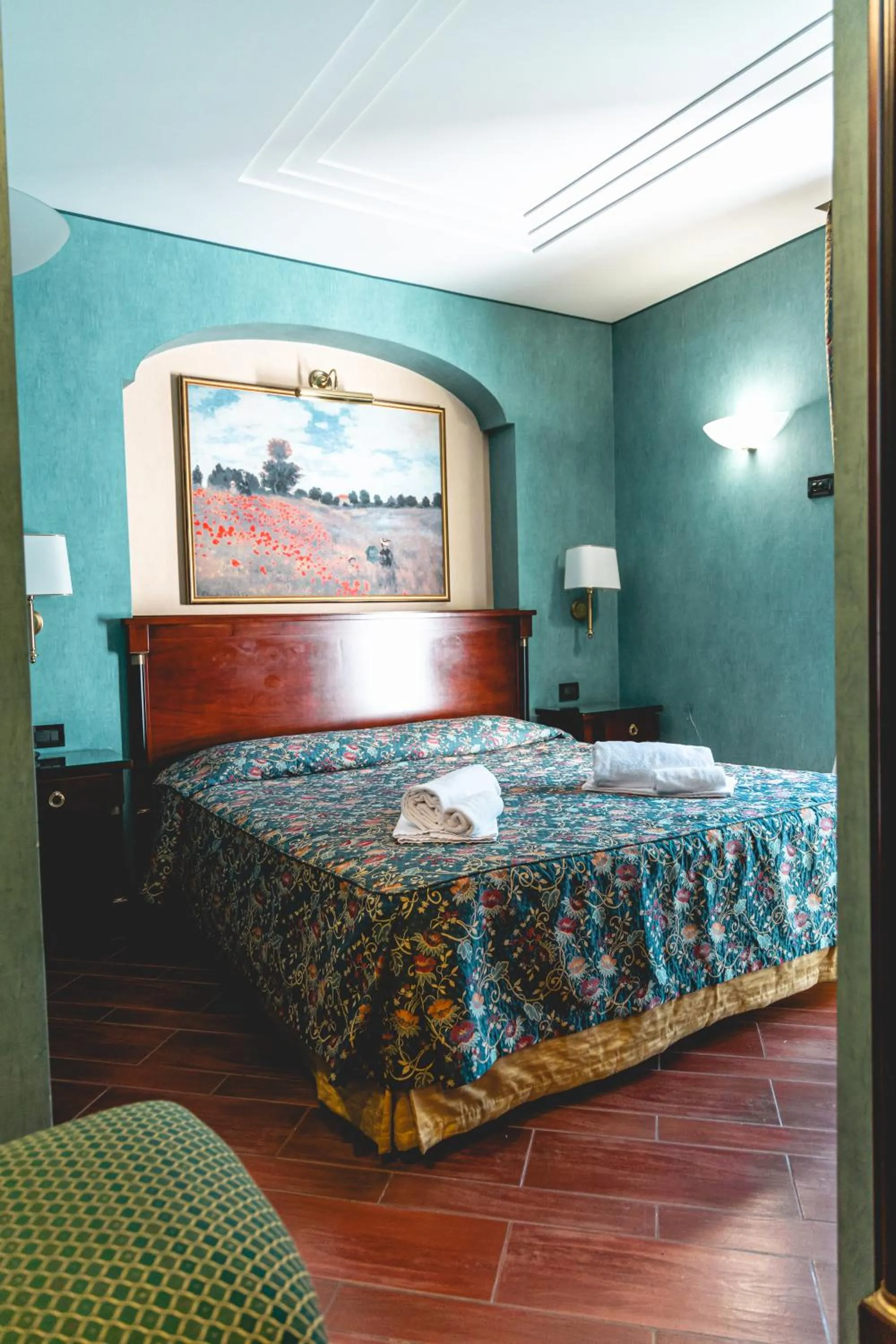 Bed in Hotel Petite Fleur