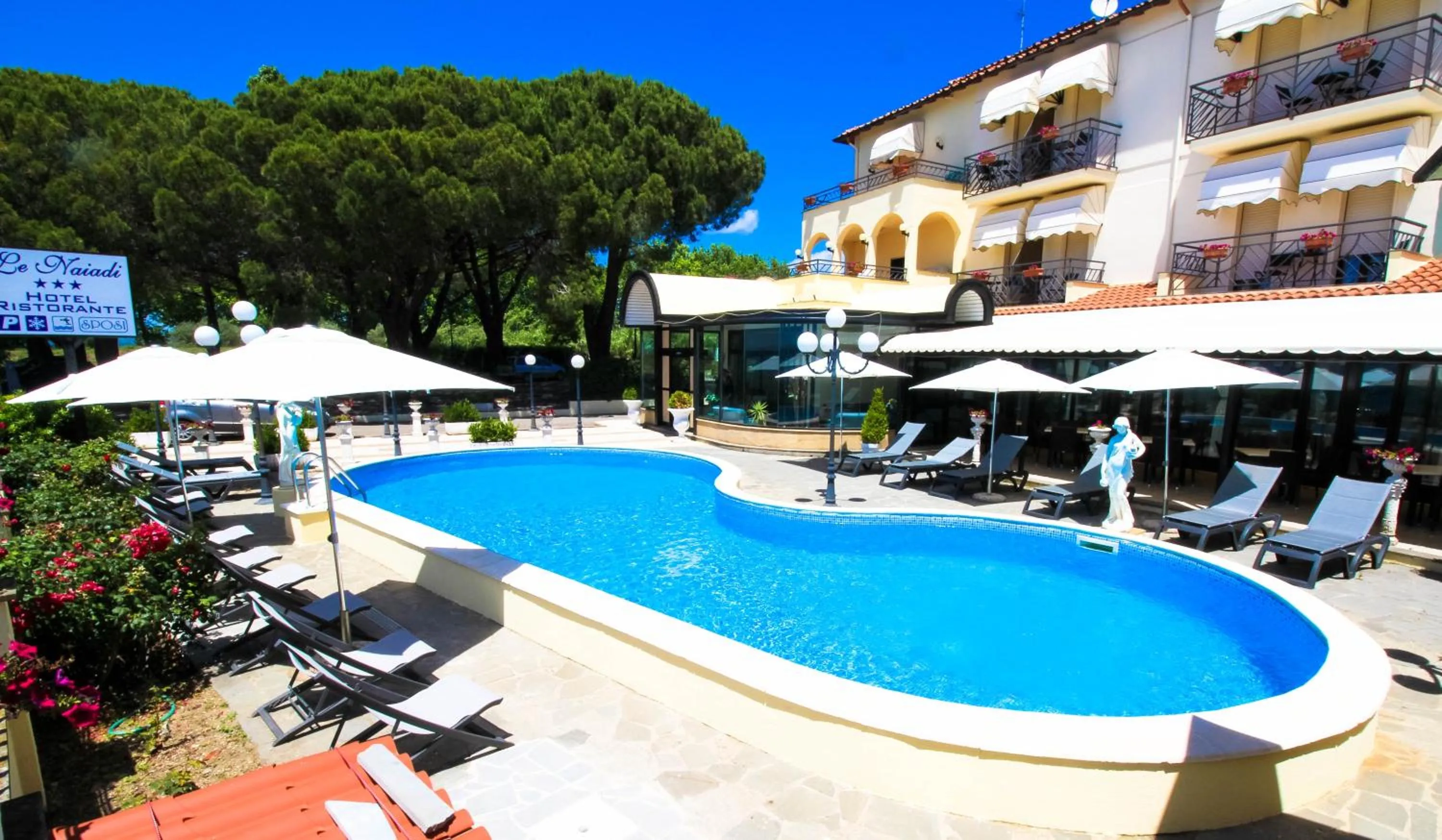 Swimming pool in Le Naiadi Park Hotel Sul Lago