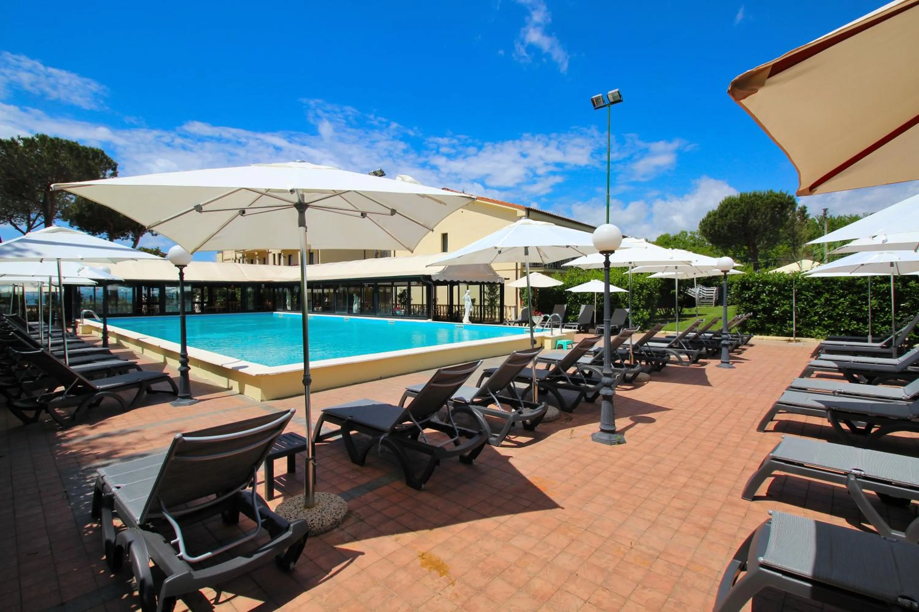 Swimming pool in Le Naiadi Park Hotel Sul Lago