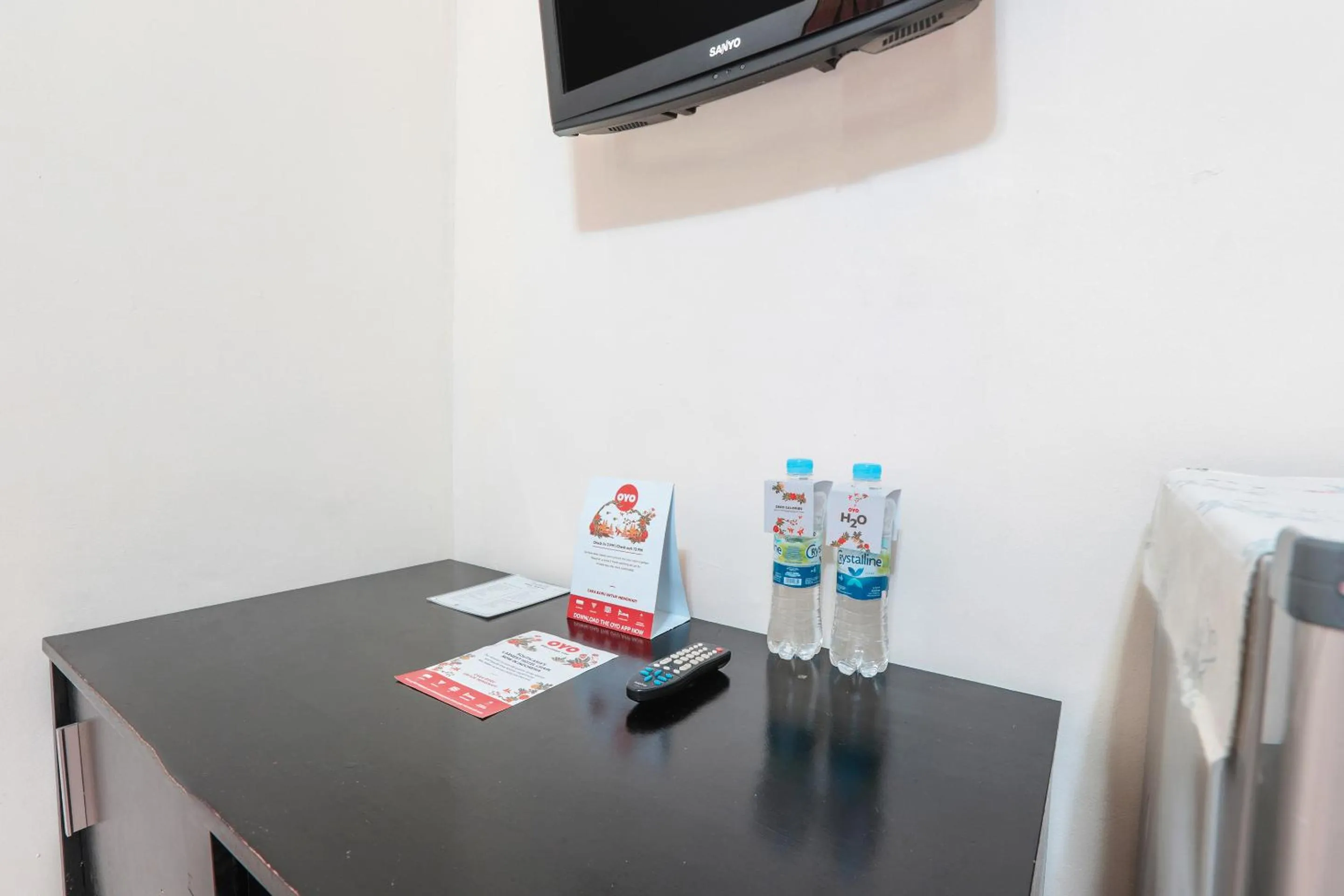 Drinks, TV/Entertainment Center in OYO 122 Oekude Kost