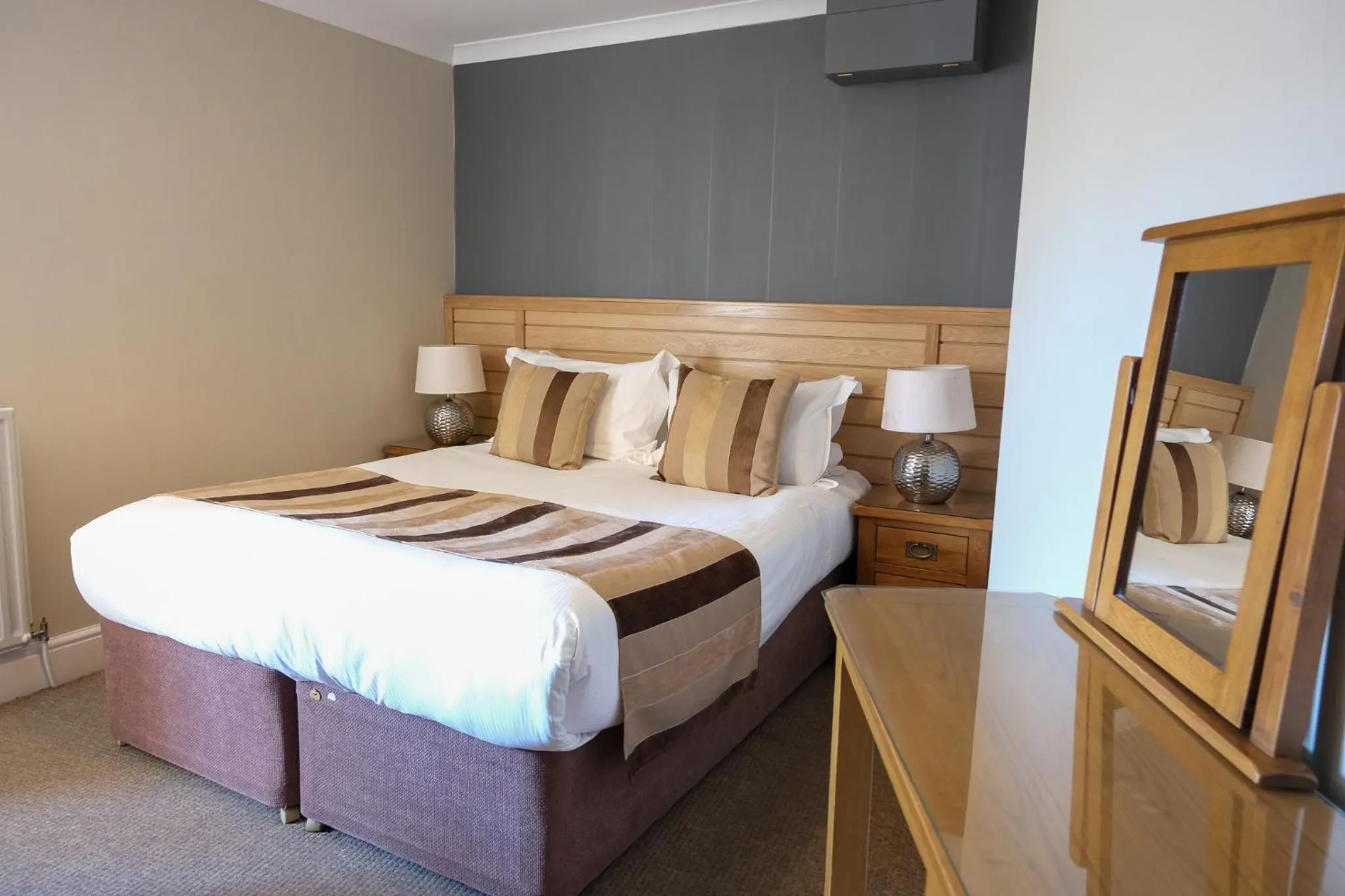 Bedroom, Bed in The Glen Mhor Apartments