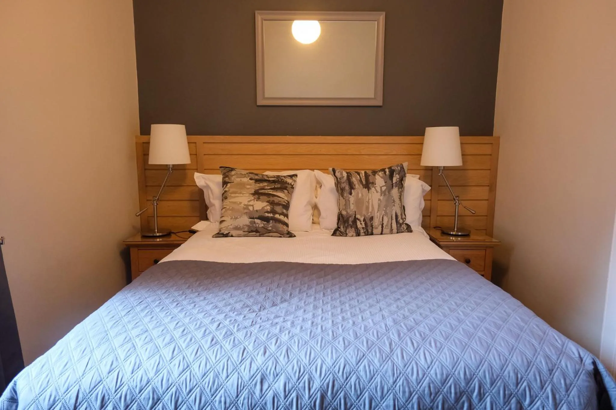 Bedroom, Bed in The Glen Mhor Apartments