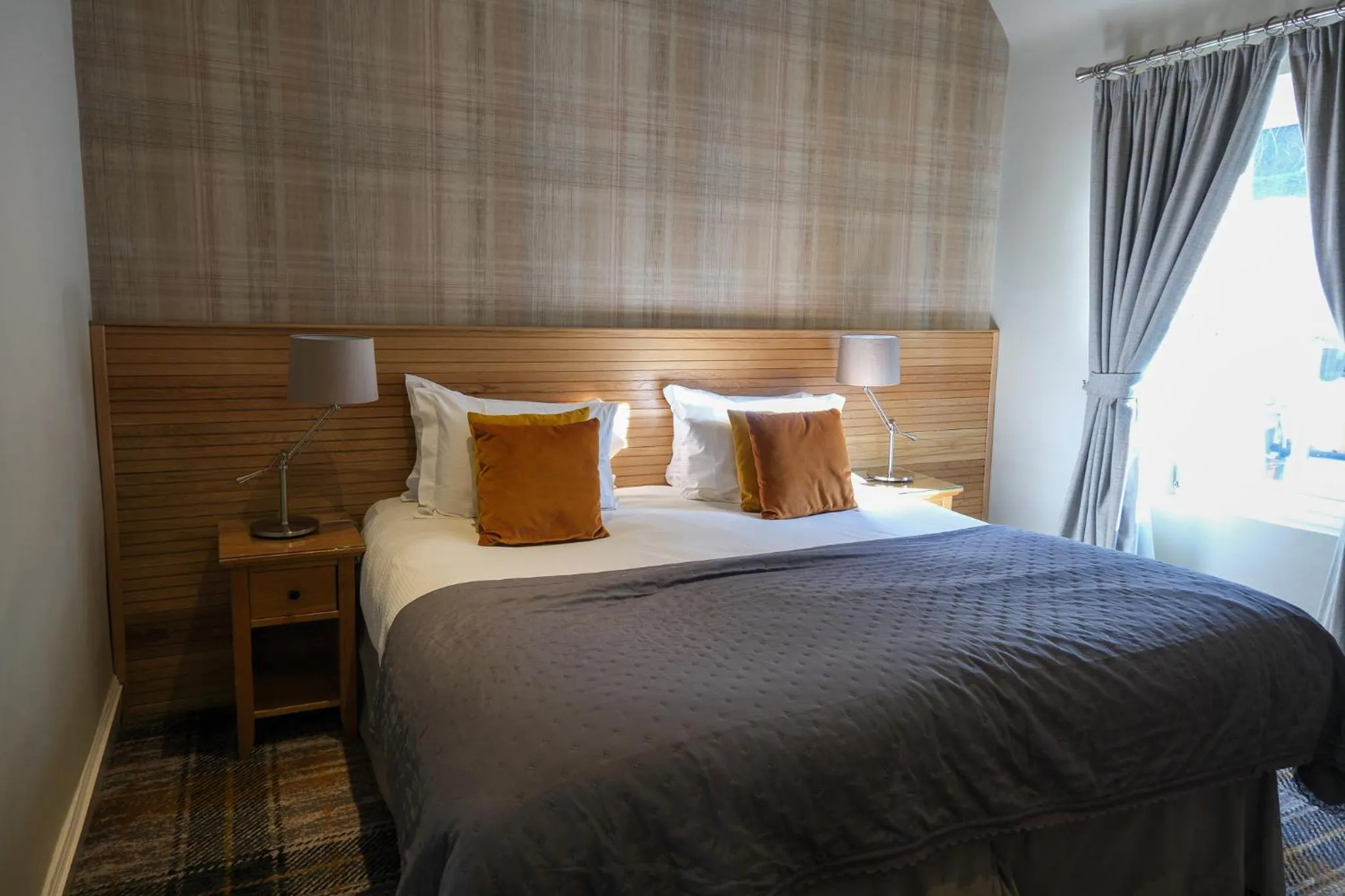 Bedroom, Bed in The Glen Mhor Apartments