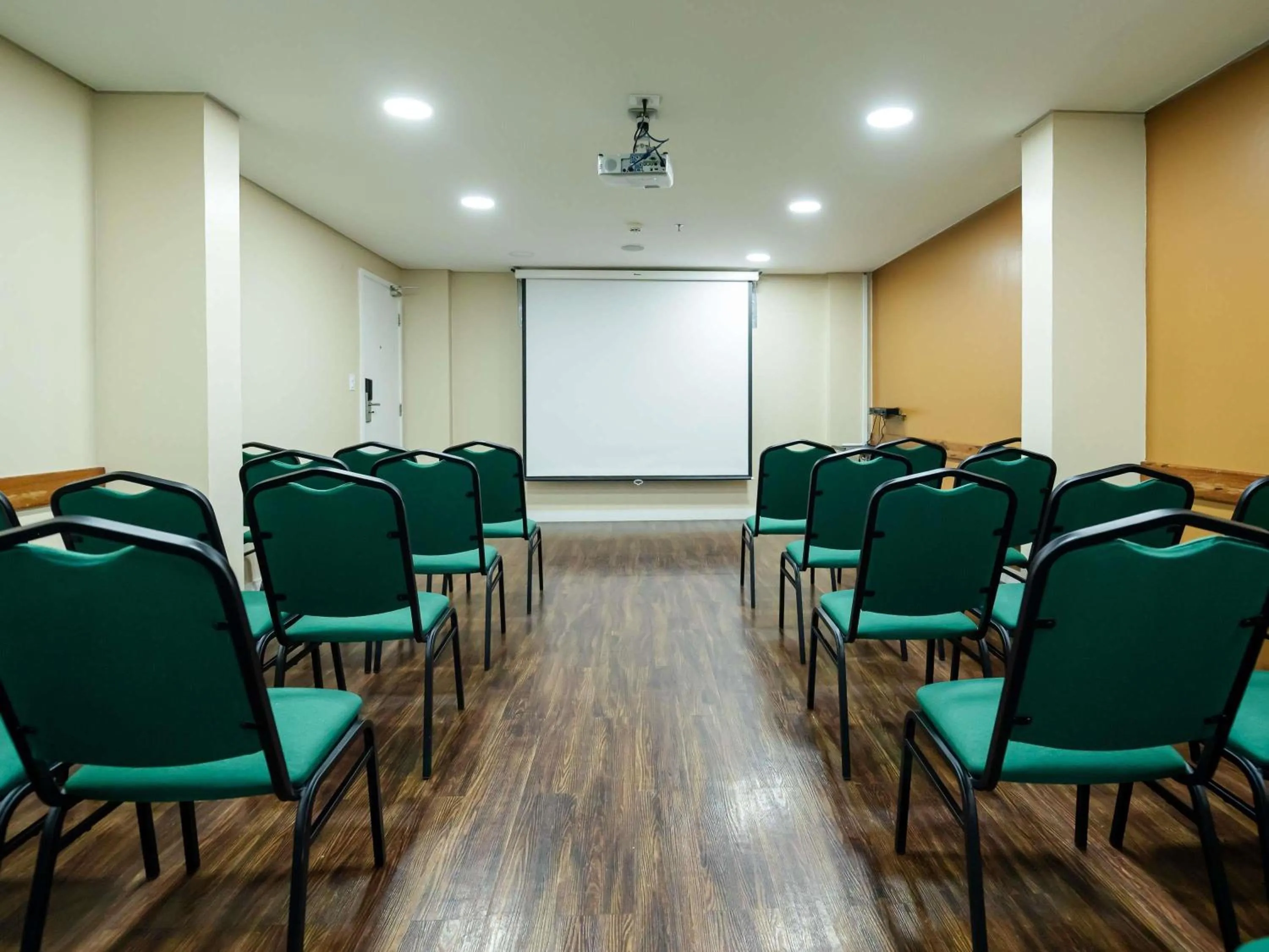 Meeting/conference room in ibis Styles Manaus