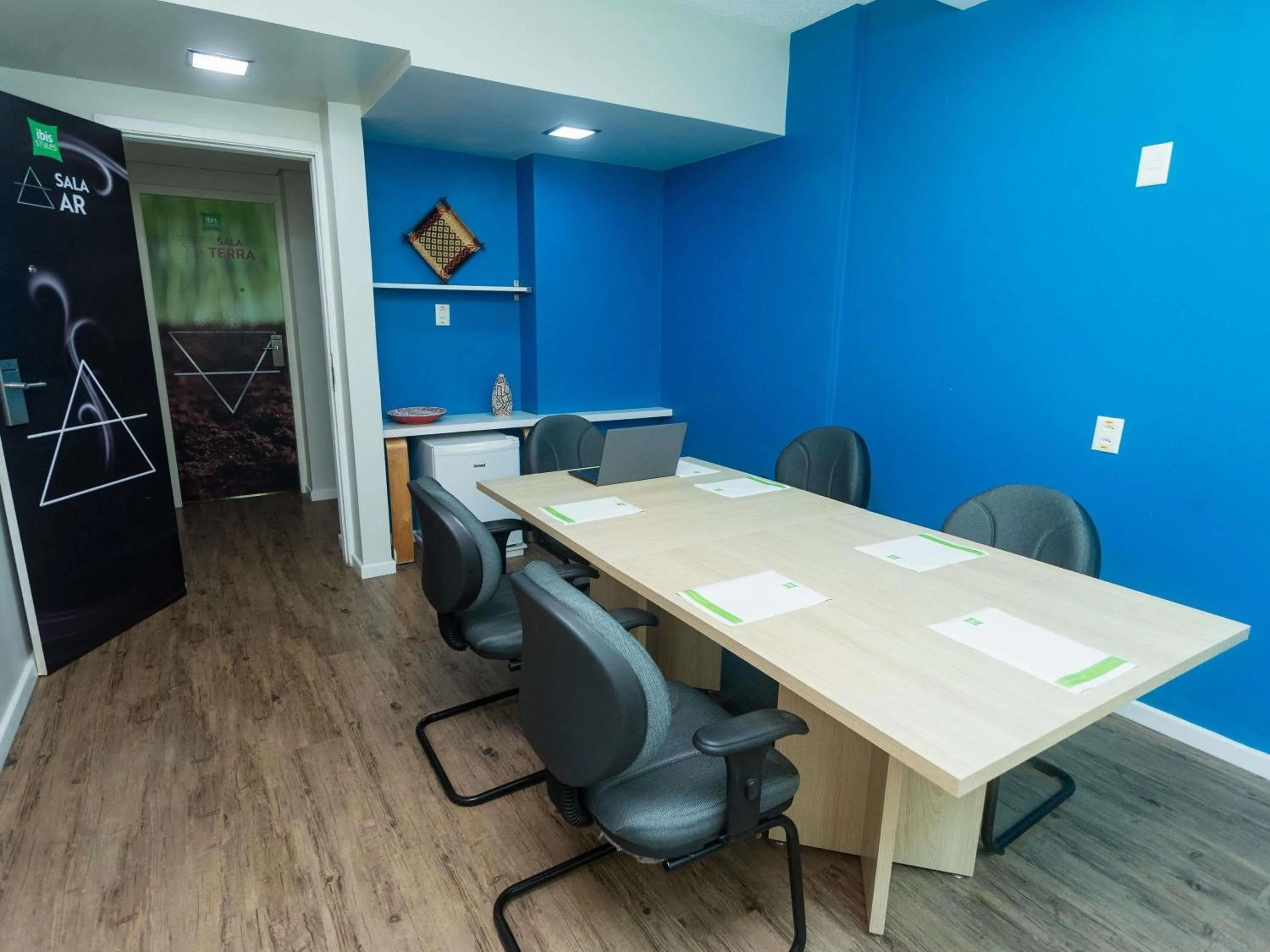 Meeting/conference room in ibis Styles Manaus