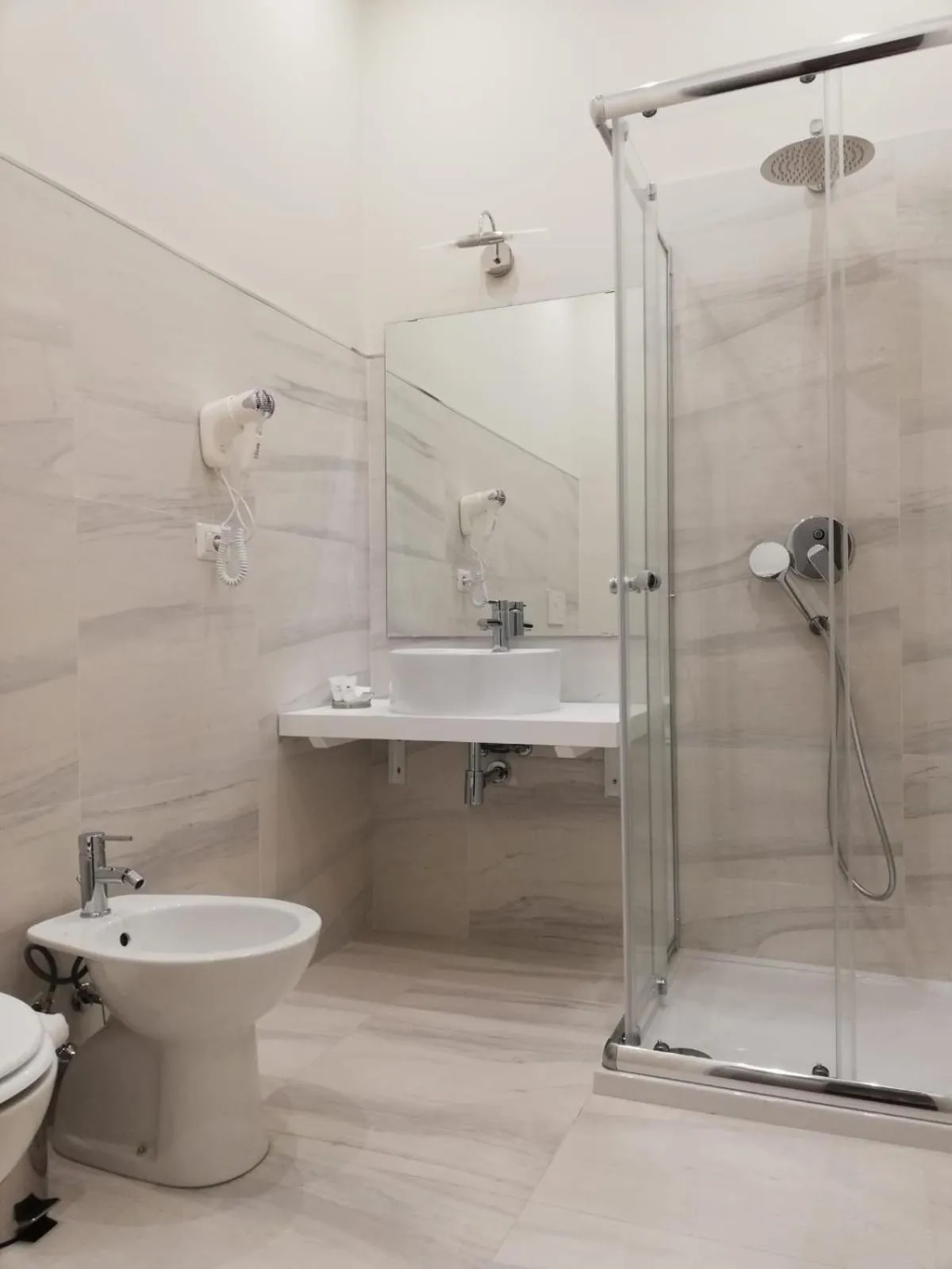 Shower in Khome Rooms & Apartment