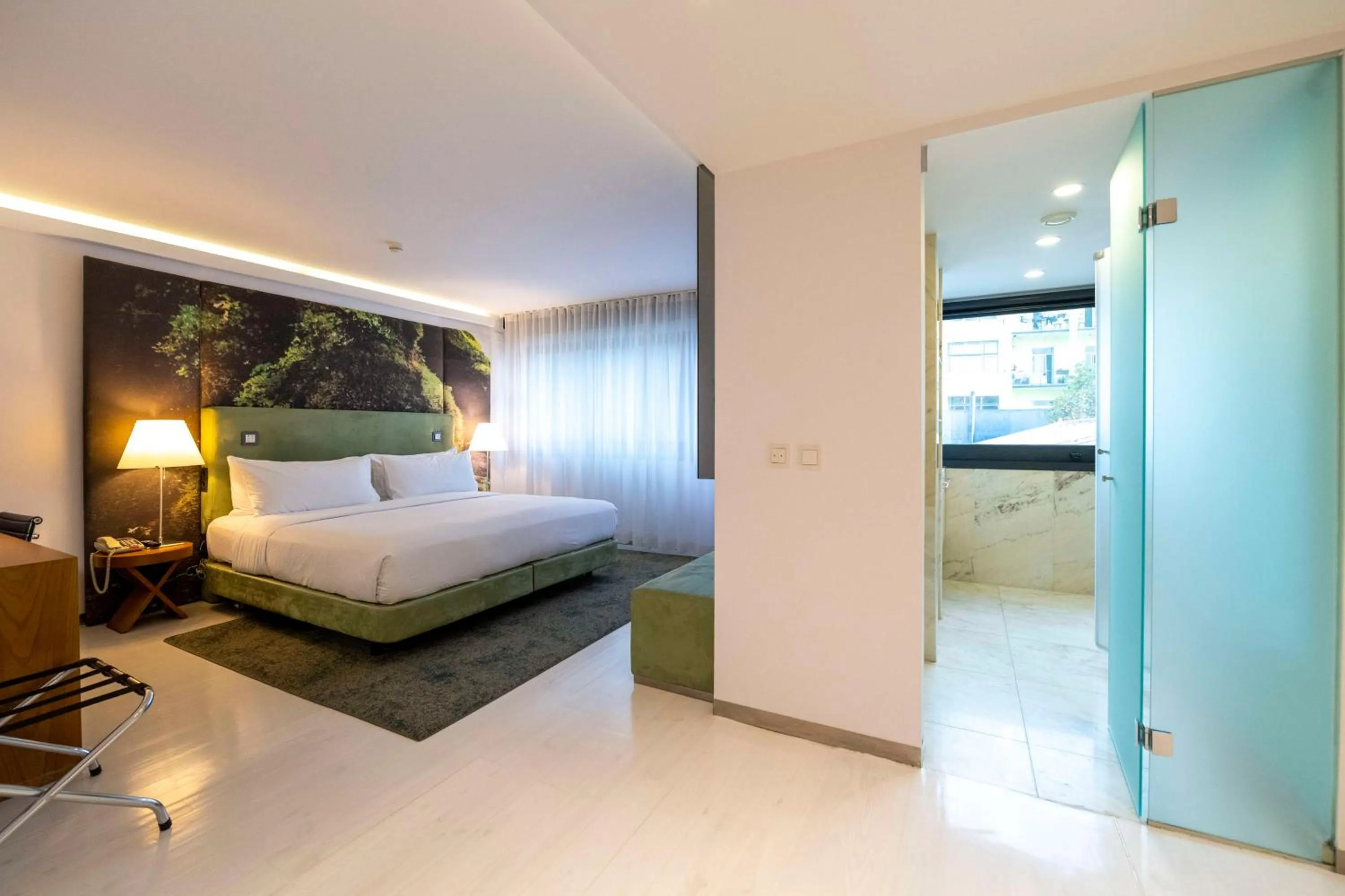 Bathroom, Bed in DoubleTree by Hilton Lisbon Fontana Park