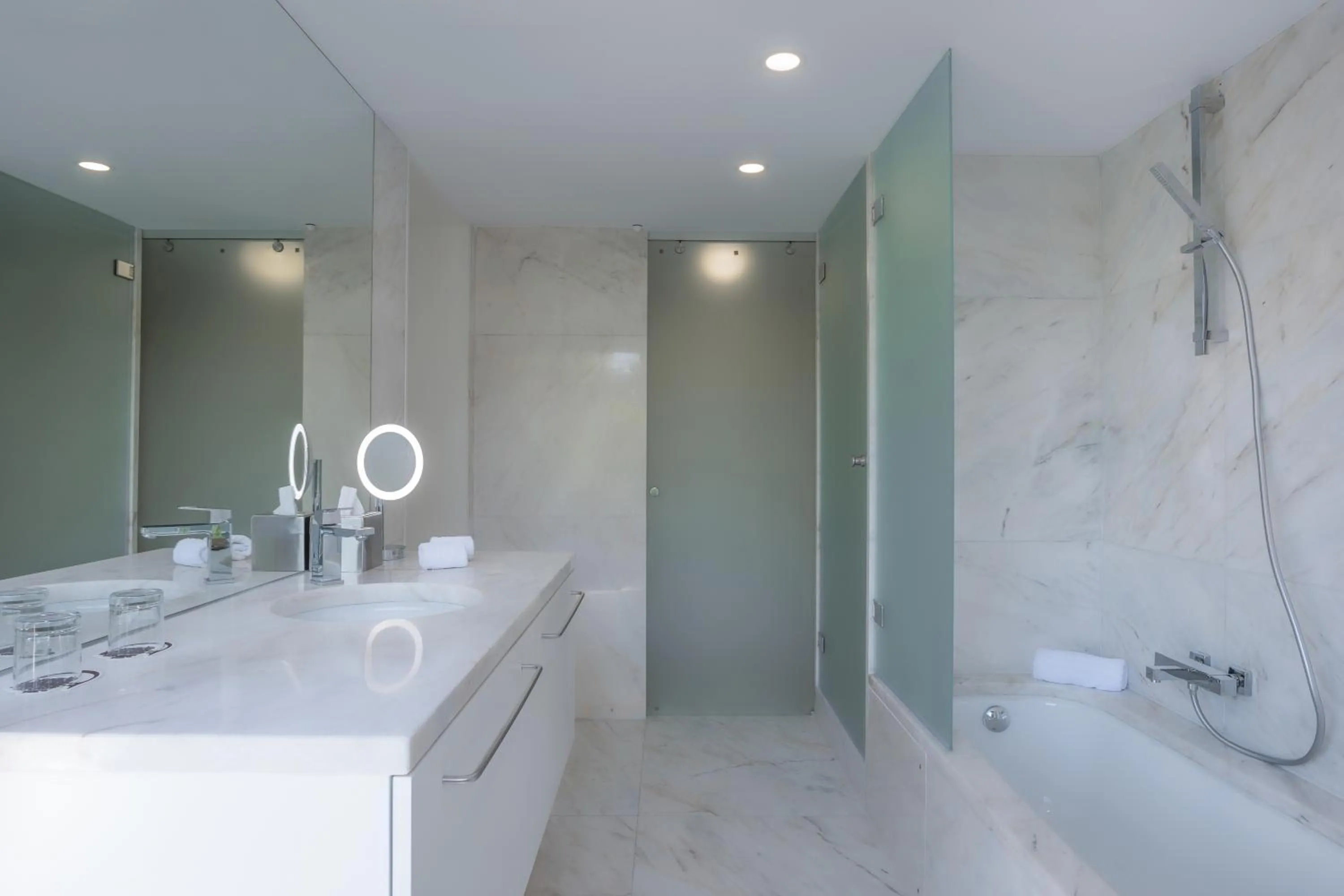 Bathroom in DoubleTree by Hilton Lisbon Fontana Park