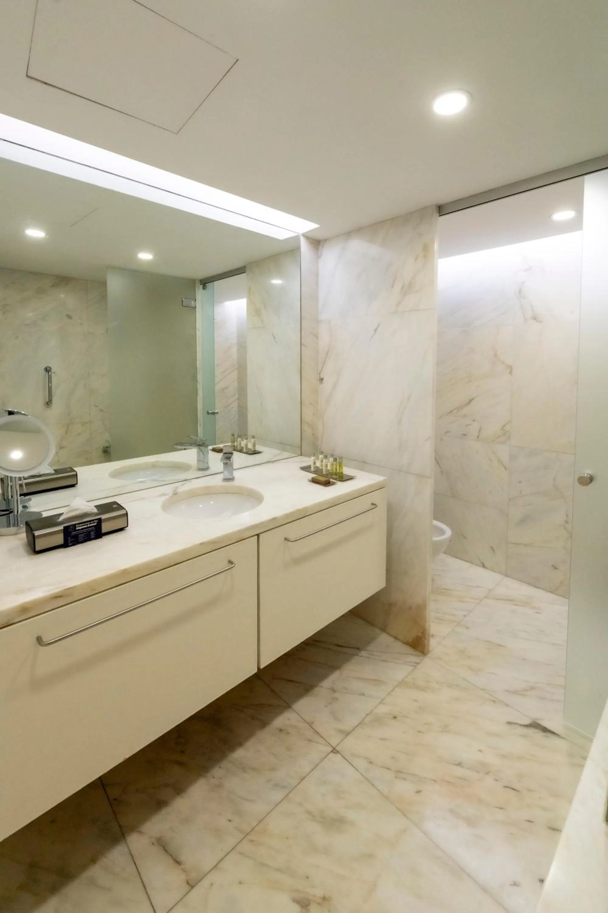 Bathroom in DoubleTree by Hilton Lisbon Fontana Park