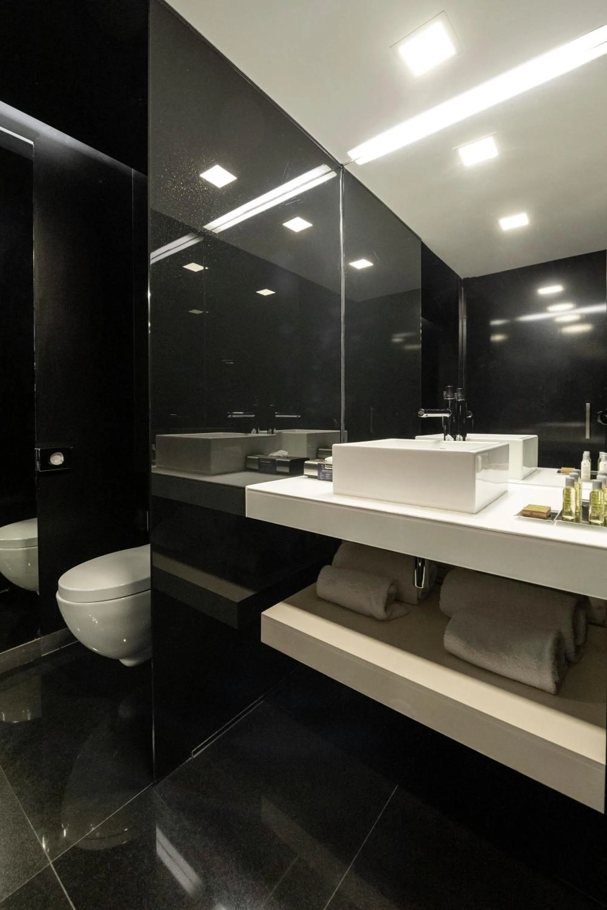 Toilet in DoubleTree by Hilton Lisbon Fontana Park