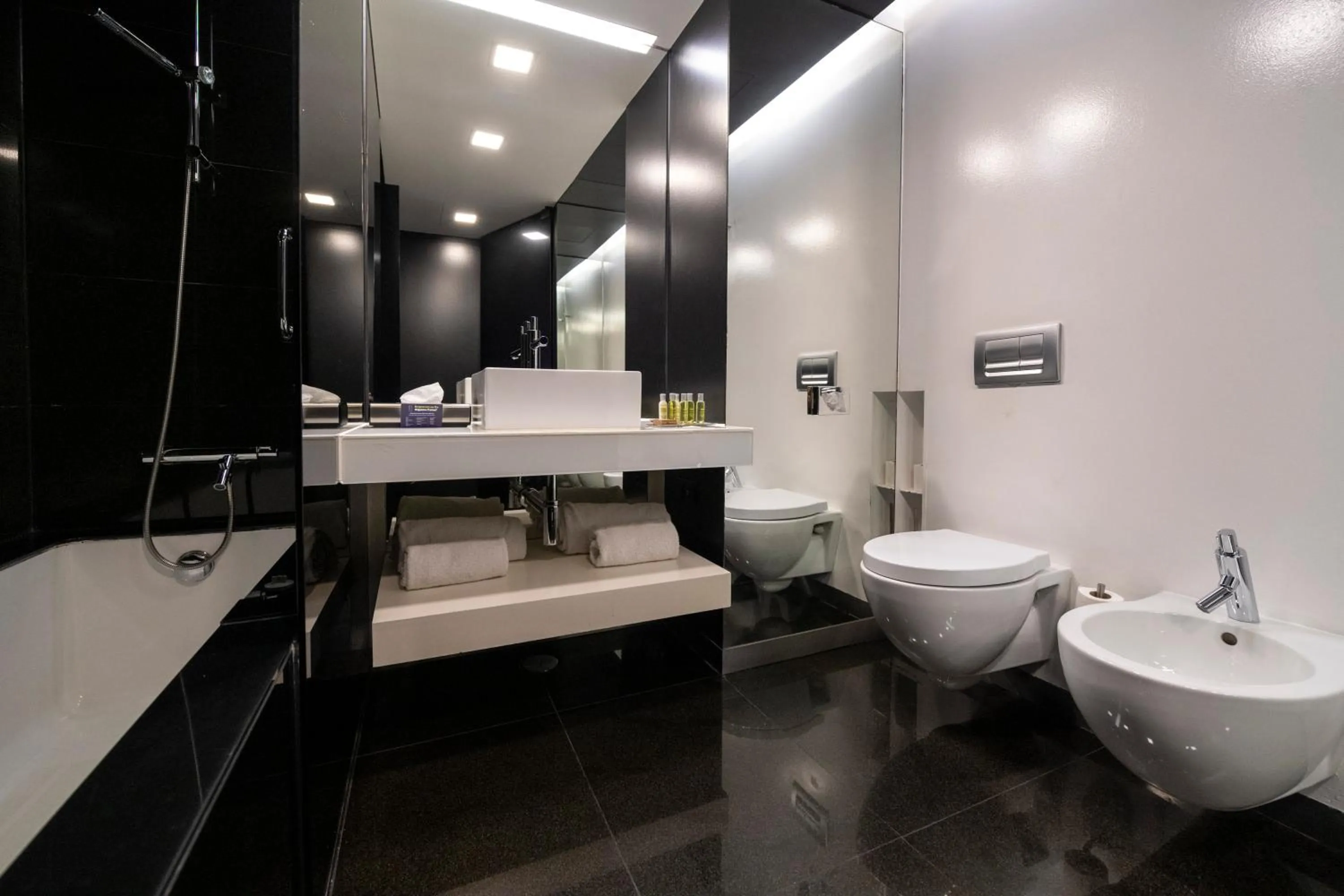 Shower in DoubleTree by Hilton Lisbon Fontana Park