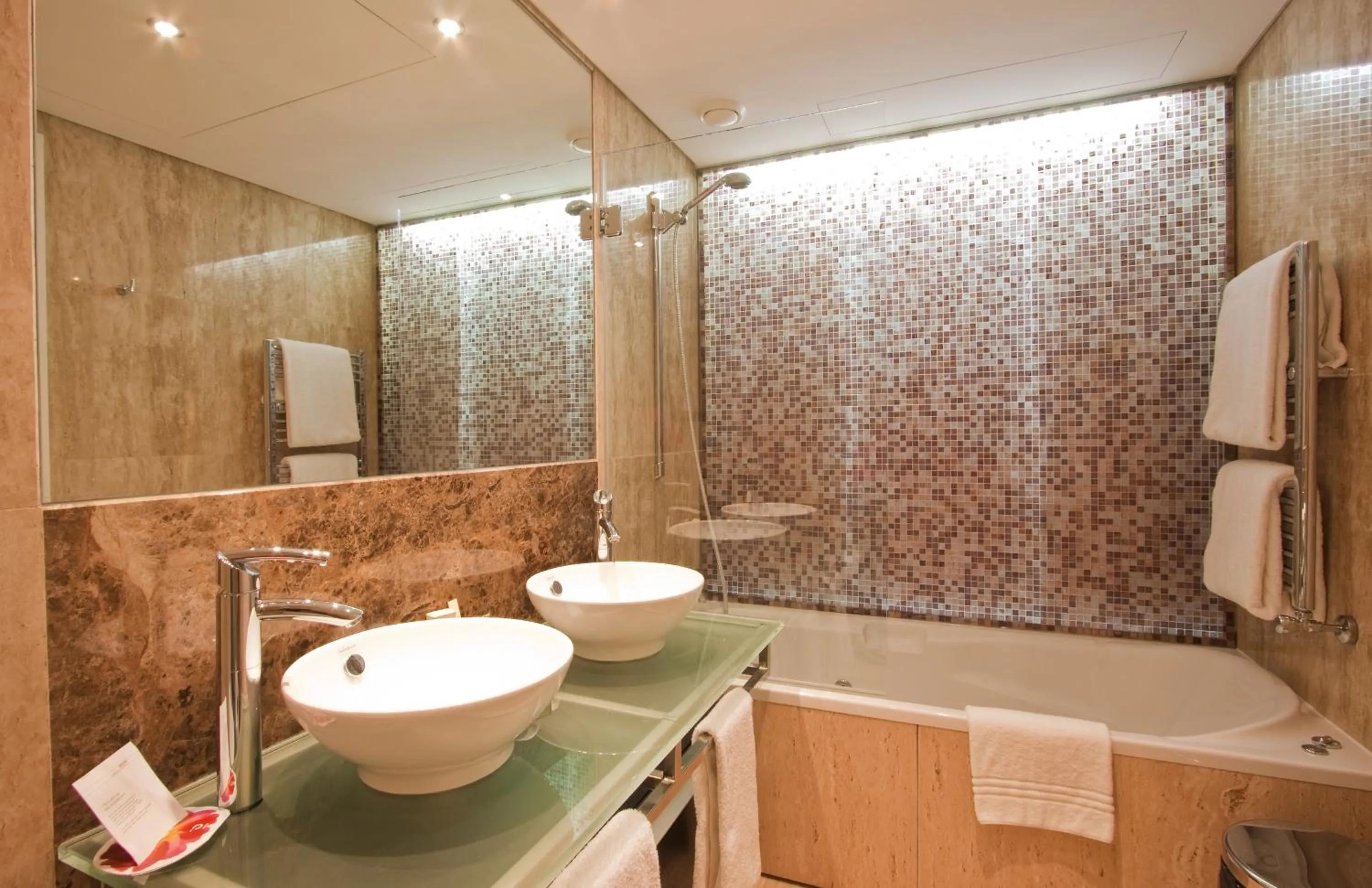 Shower in As Cascatas Golf Resort & Spa