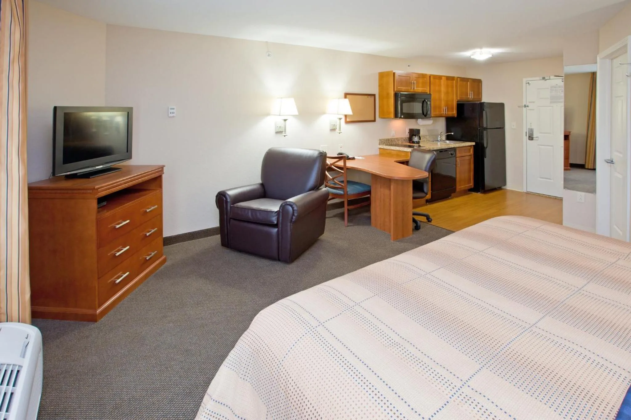 Photo of the whole room, Bed in Candlewood Suites Indianapolis East by IHG