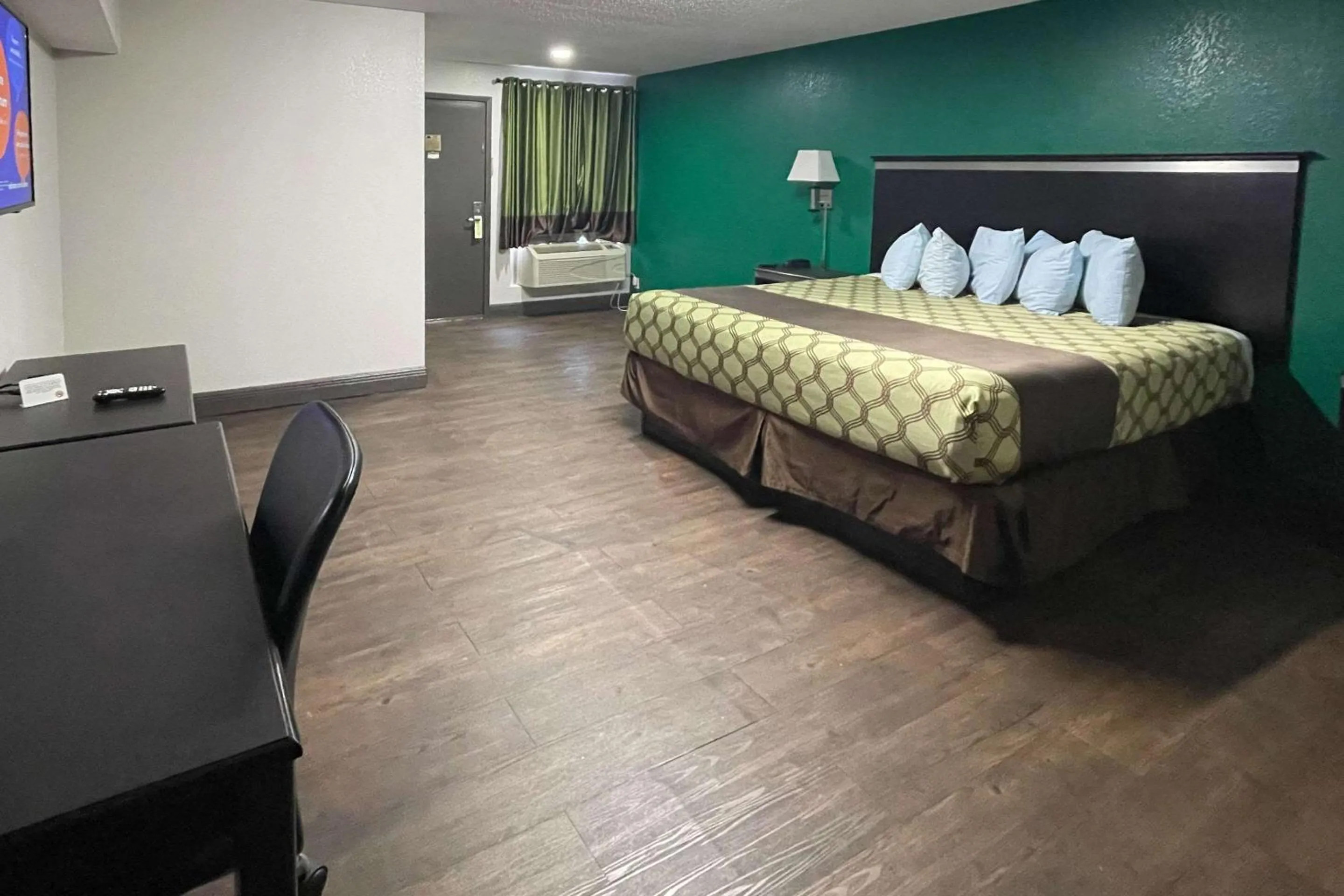 Bedroom, Bed in Rodeway Inn Georgetown