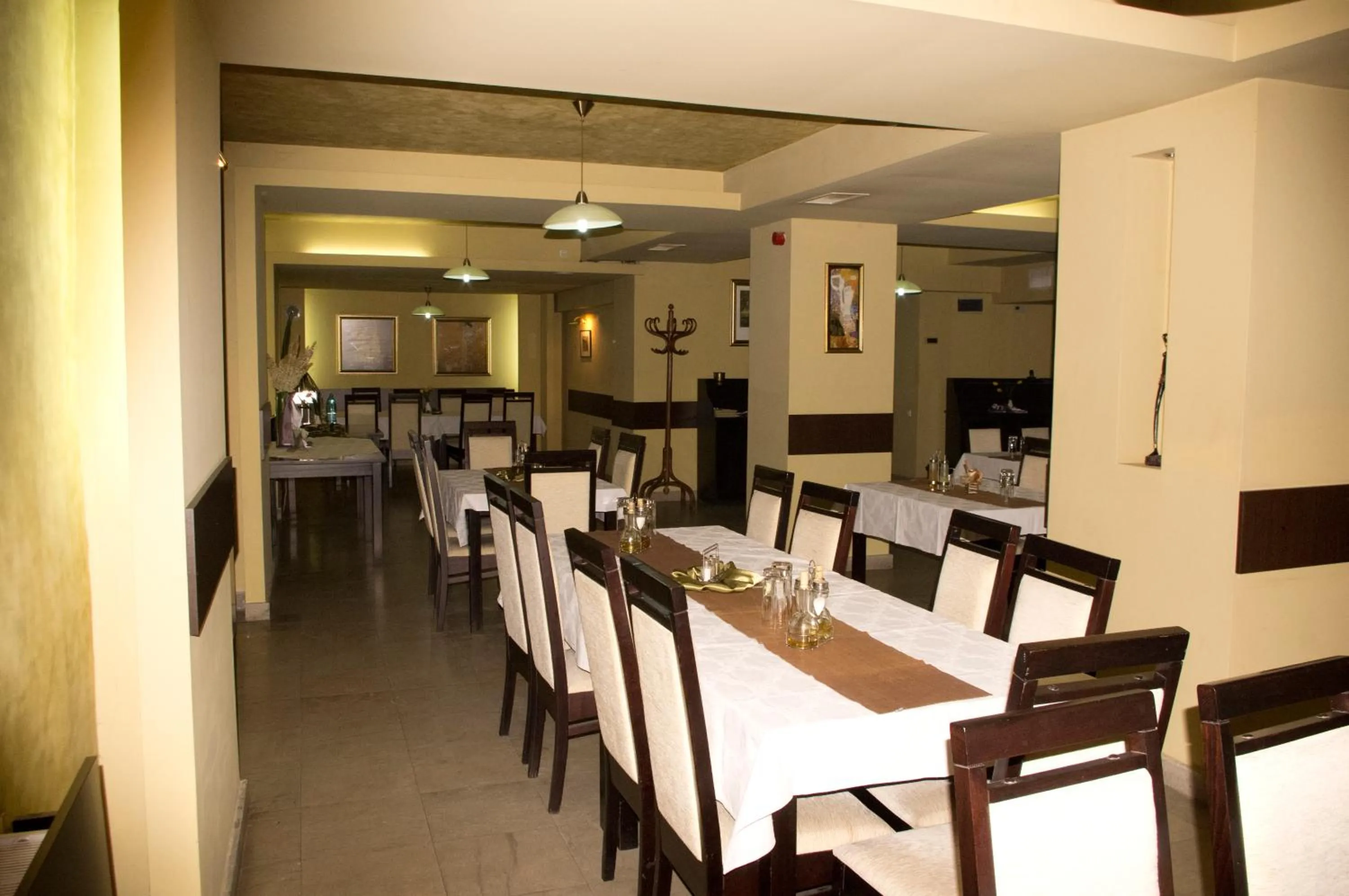 Restaurant/places to eat in Hotel Seven