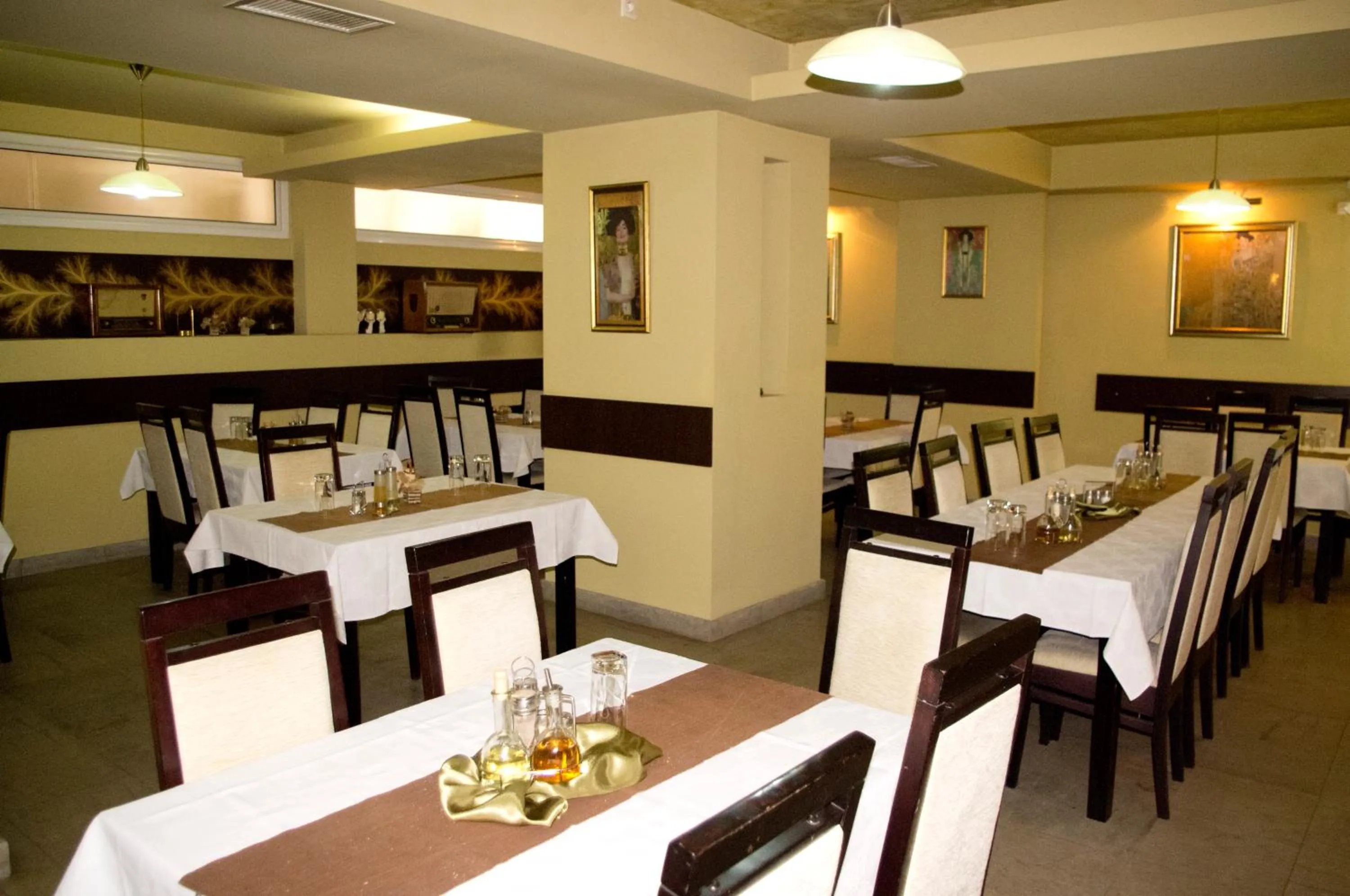 Restaurant/places to eat in Hotel Seven