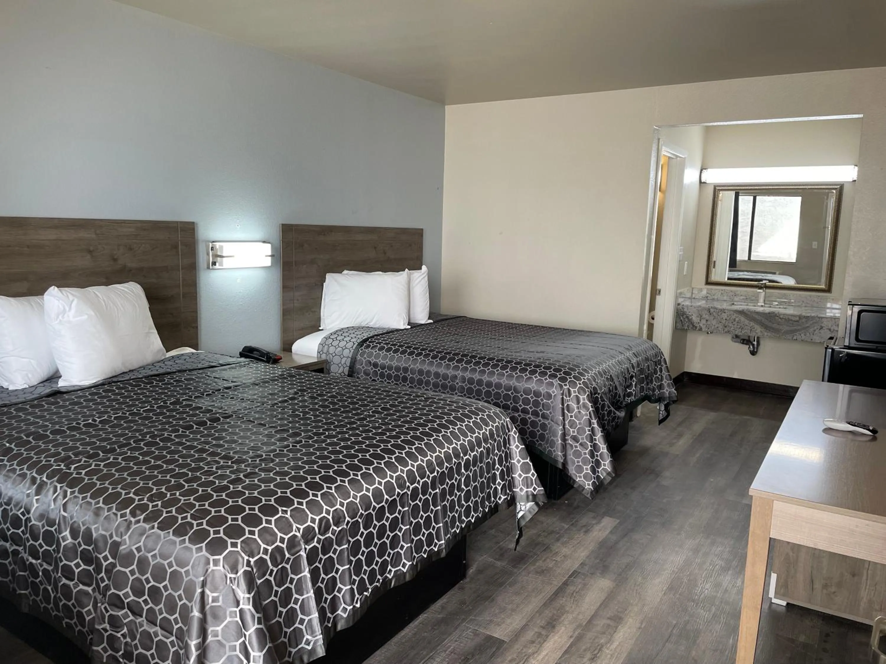 Bed in Masters Inn Atlanta - Doraville at I-85 & 285