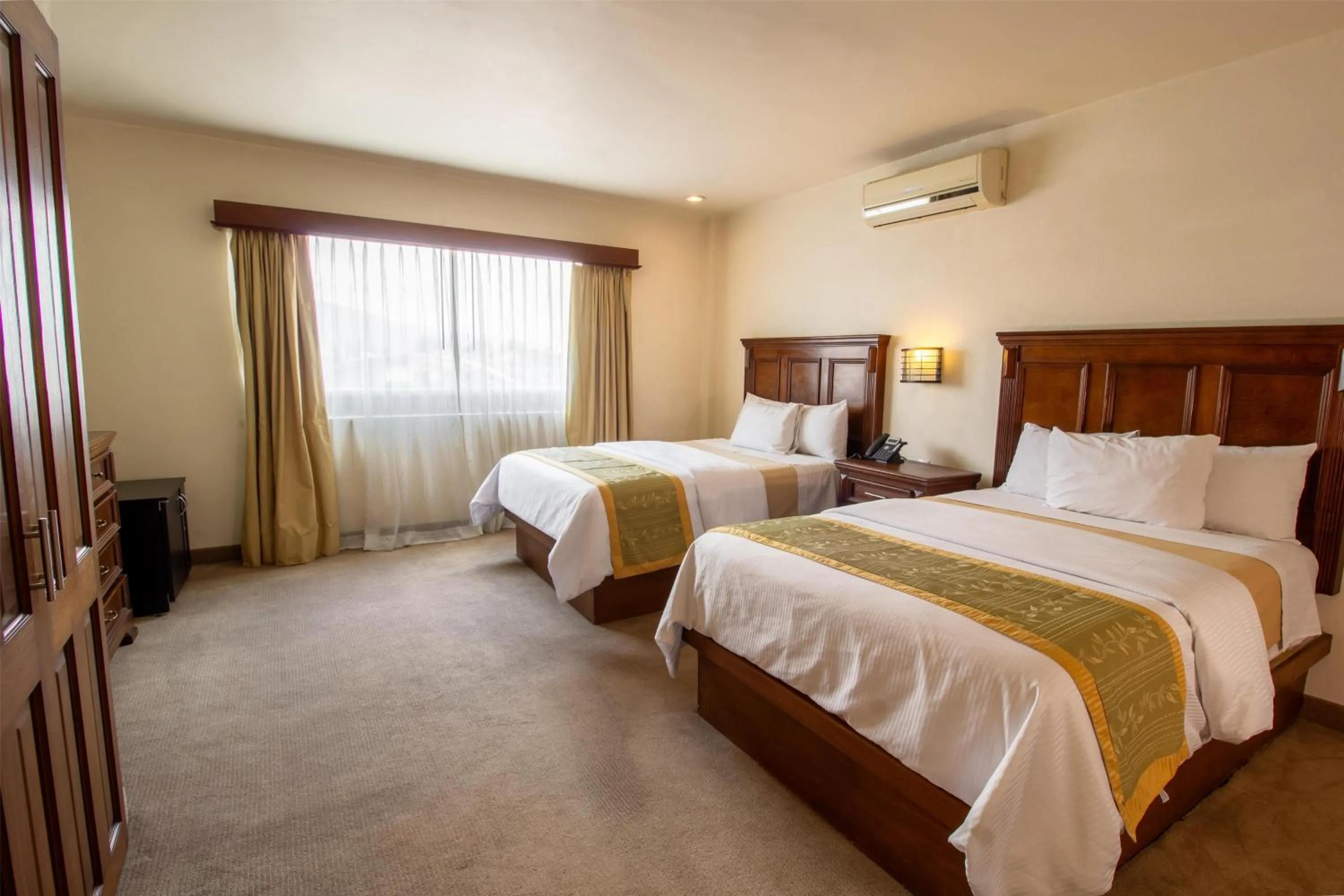 Photo of the whole room, Bed in Hecthorny San Carlos Tequisquiapan, BW Signature Collection