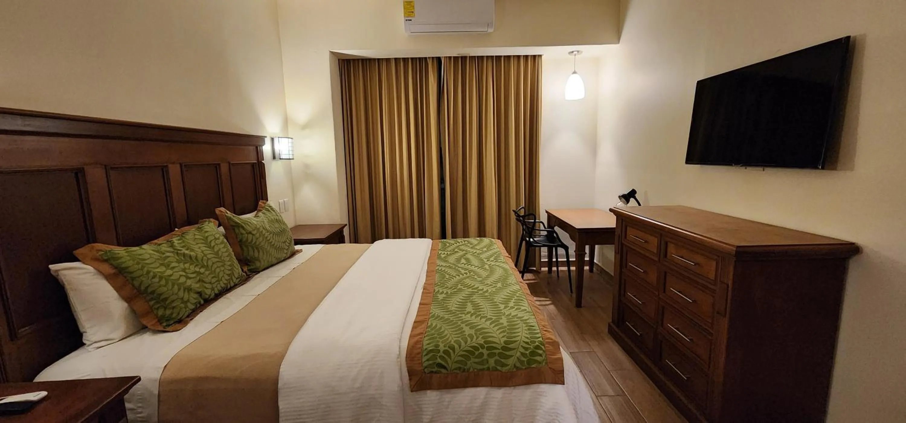 Bedroom, Bed in Hotel San Carlos Tequisquiapan