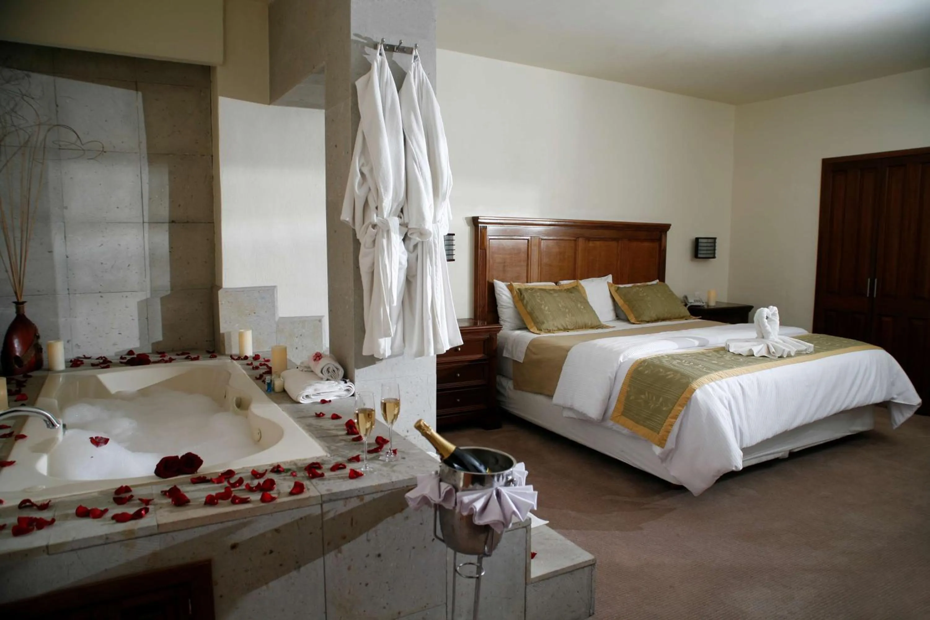 Photo of the whole room, Bed in Hotel San Carlos Tequisquiapan