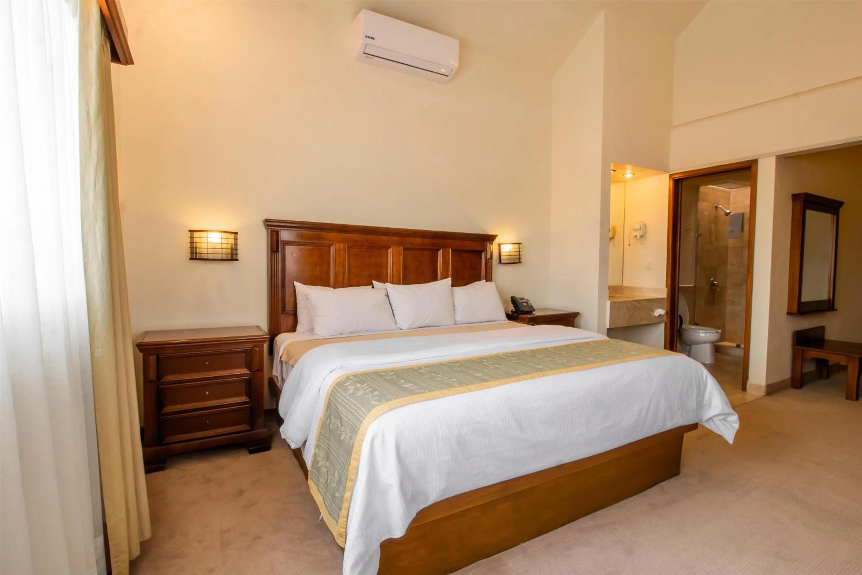 Photo of the whole room, Bed in Hecthorny San Carlos Tequisquiapan, BW Signature Collection