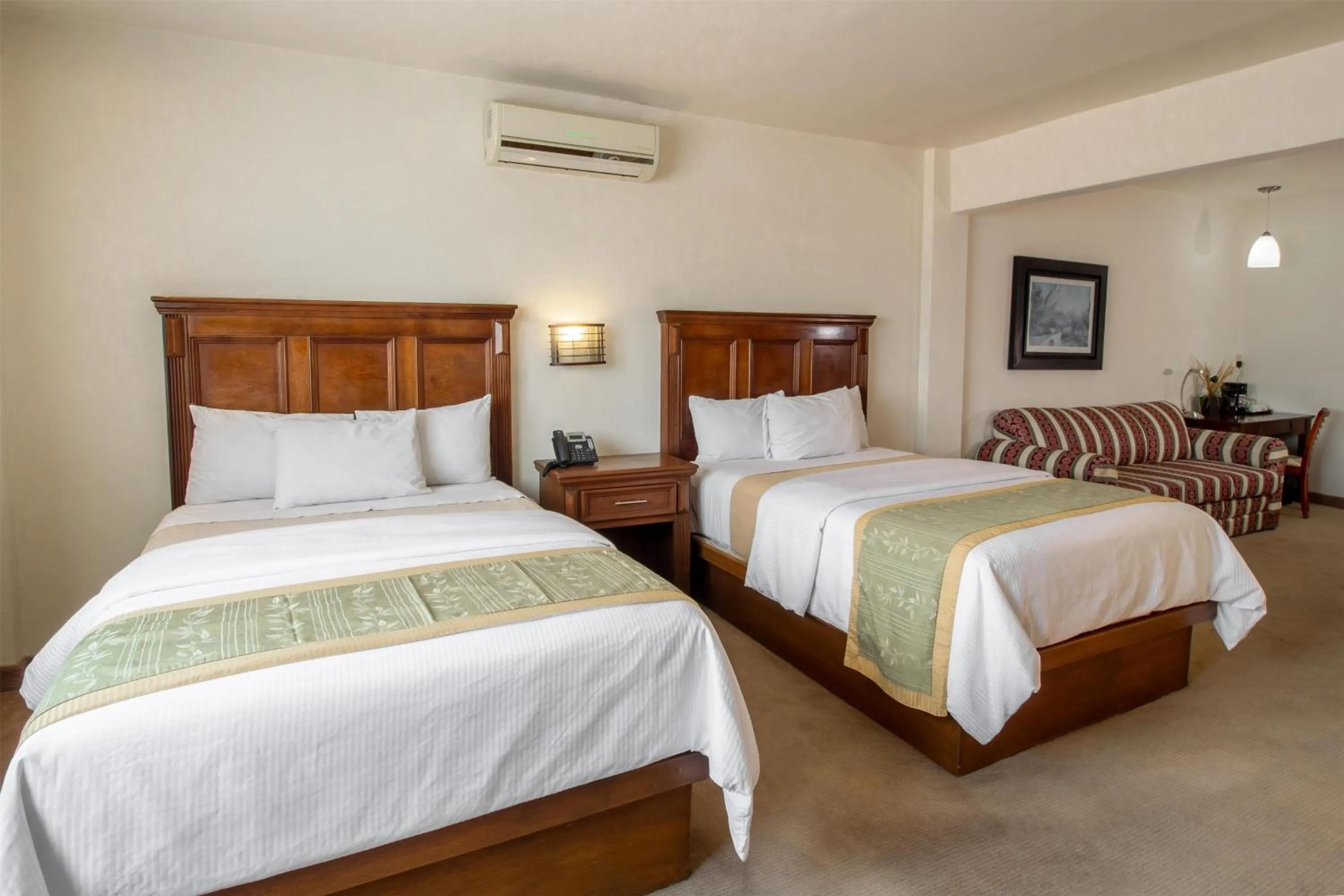 Photo of the whole room, Bed in Hecthorny San Carlos Tequisquiapan, BW Signature Collection