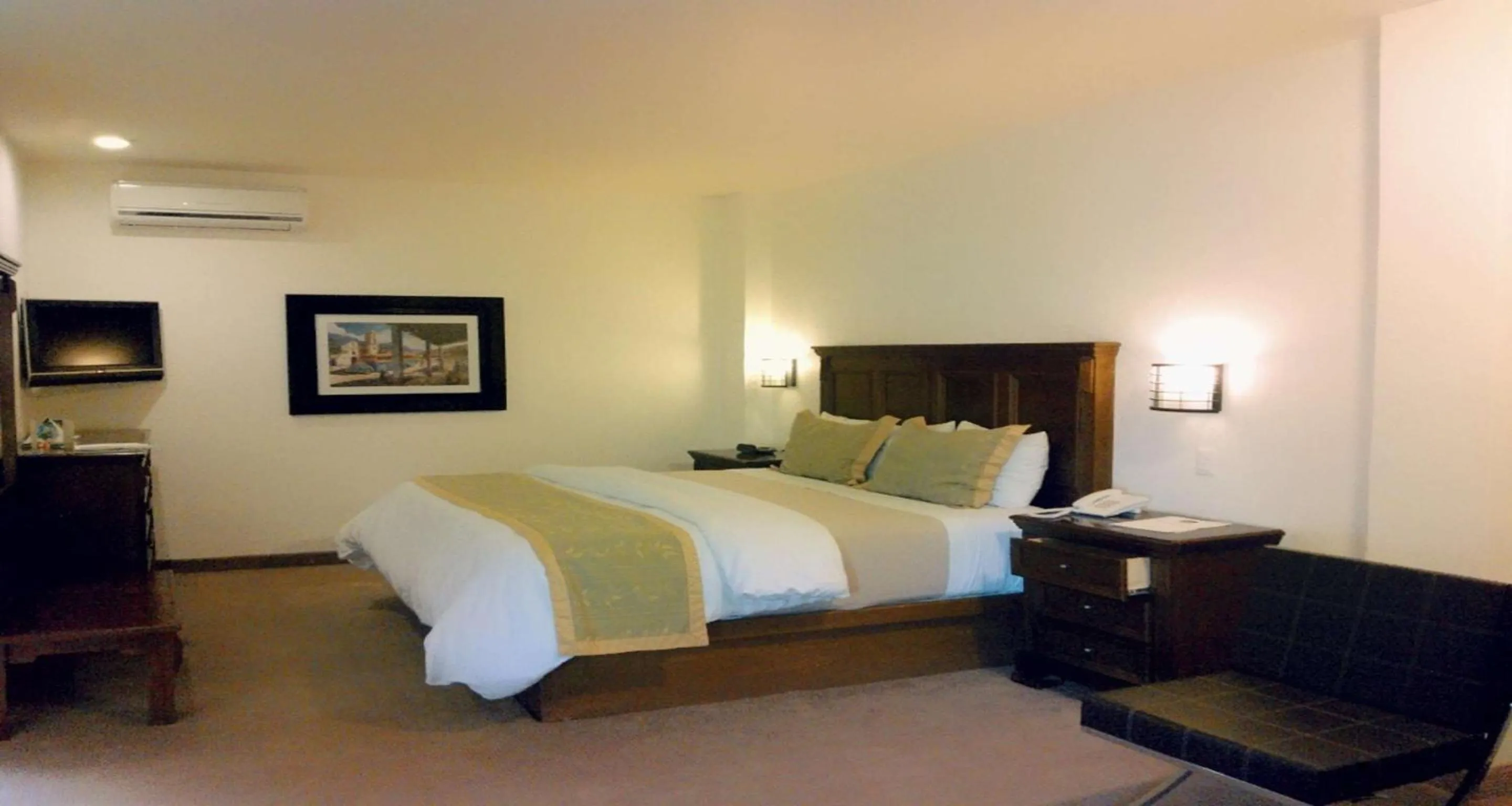 Photo of the whole room, Bed in Hotel San Carlos Tequisquiapan