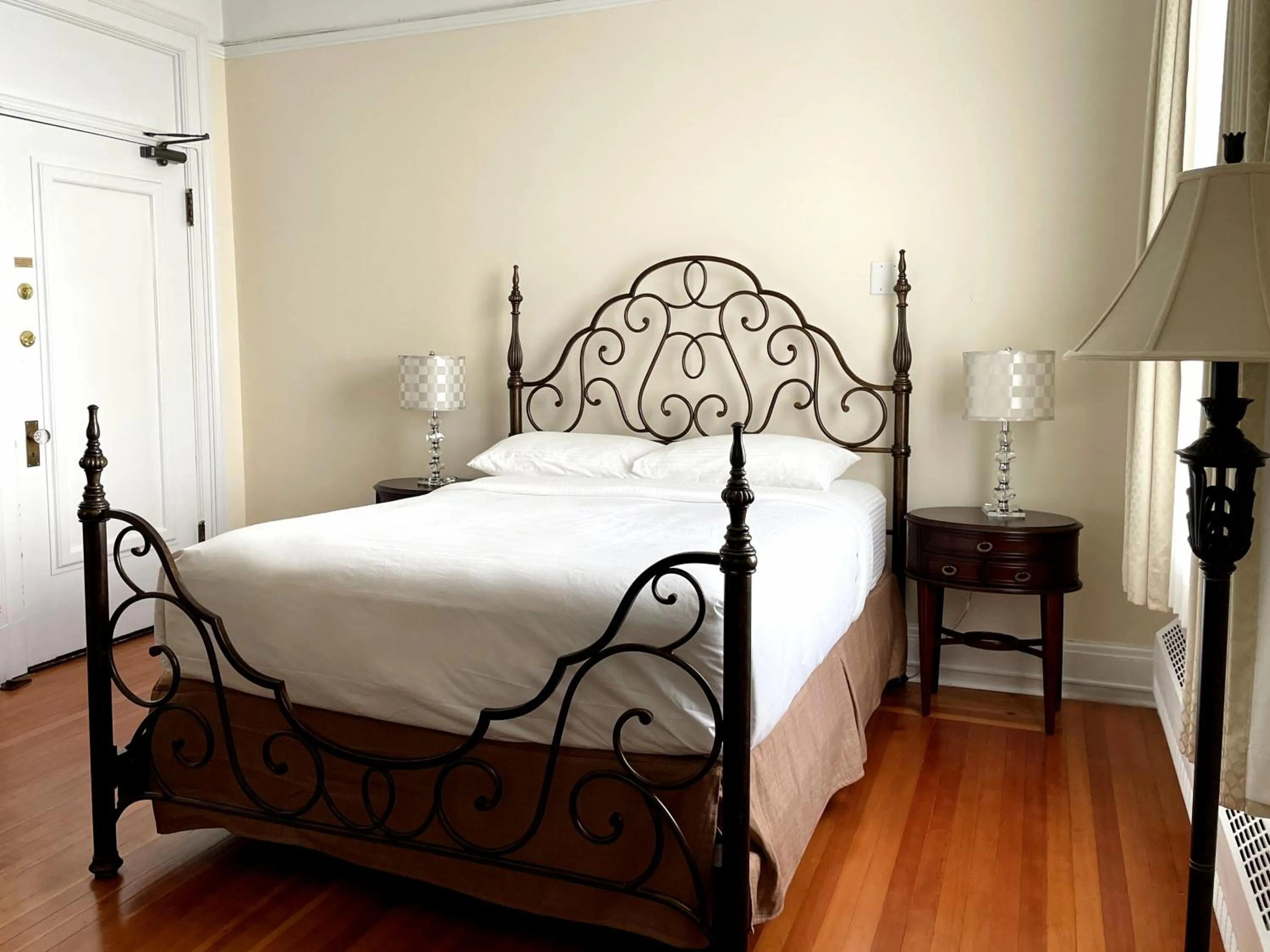 Bed in The Inn at the Union Club of British Columbia