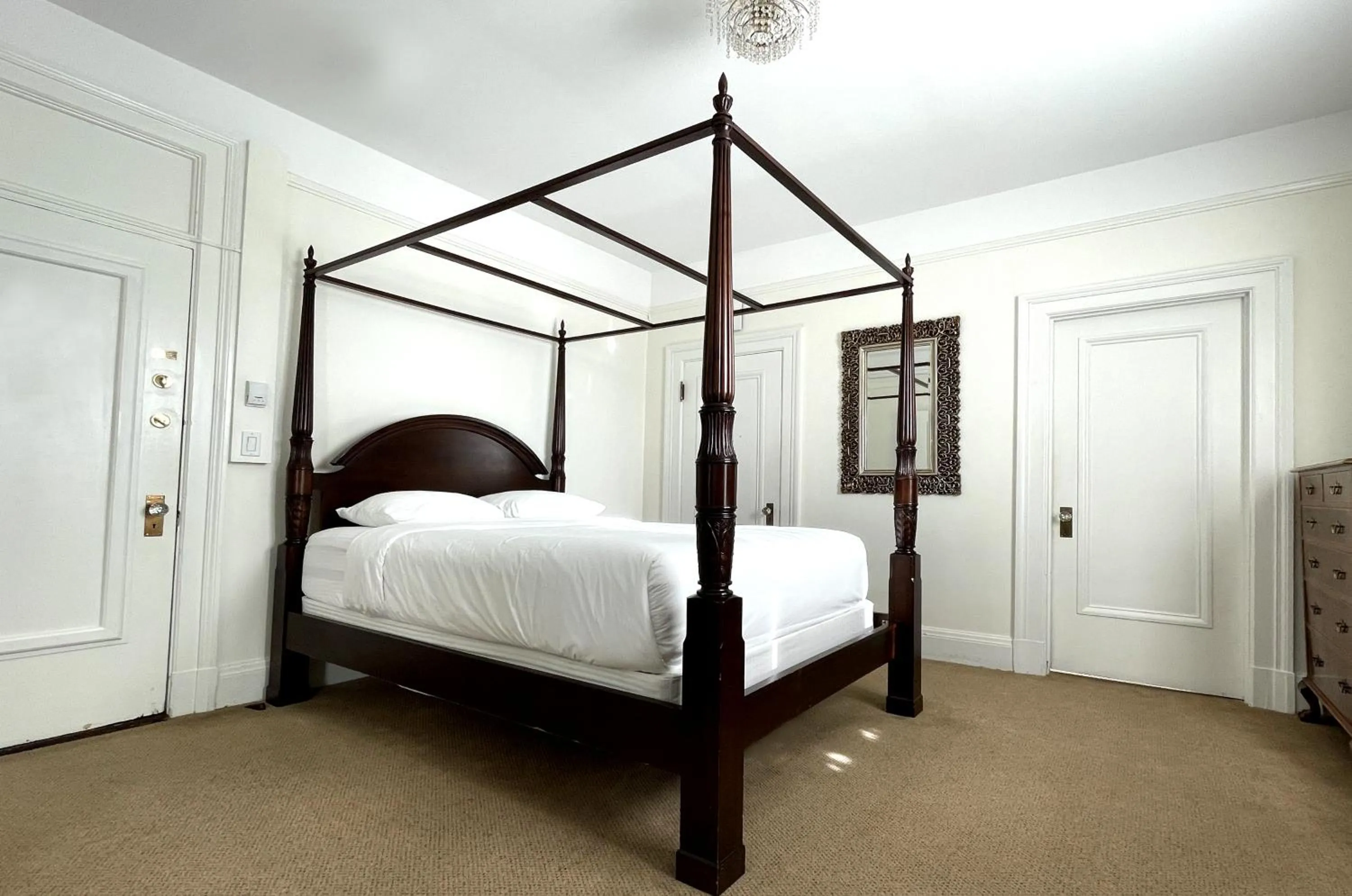 Bedroom, Bed in The Inn at the Union Club of British Columbia