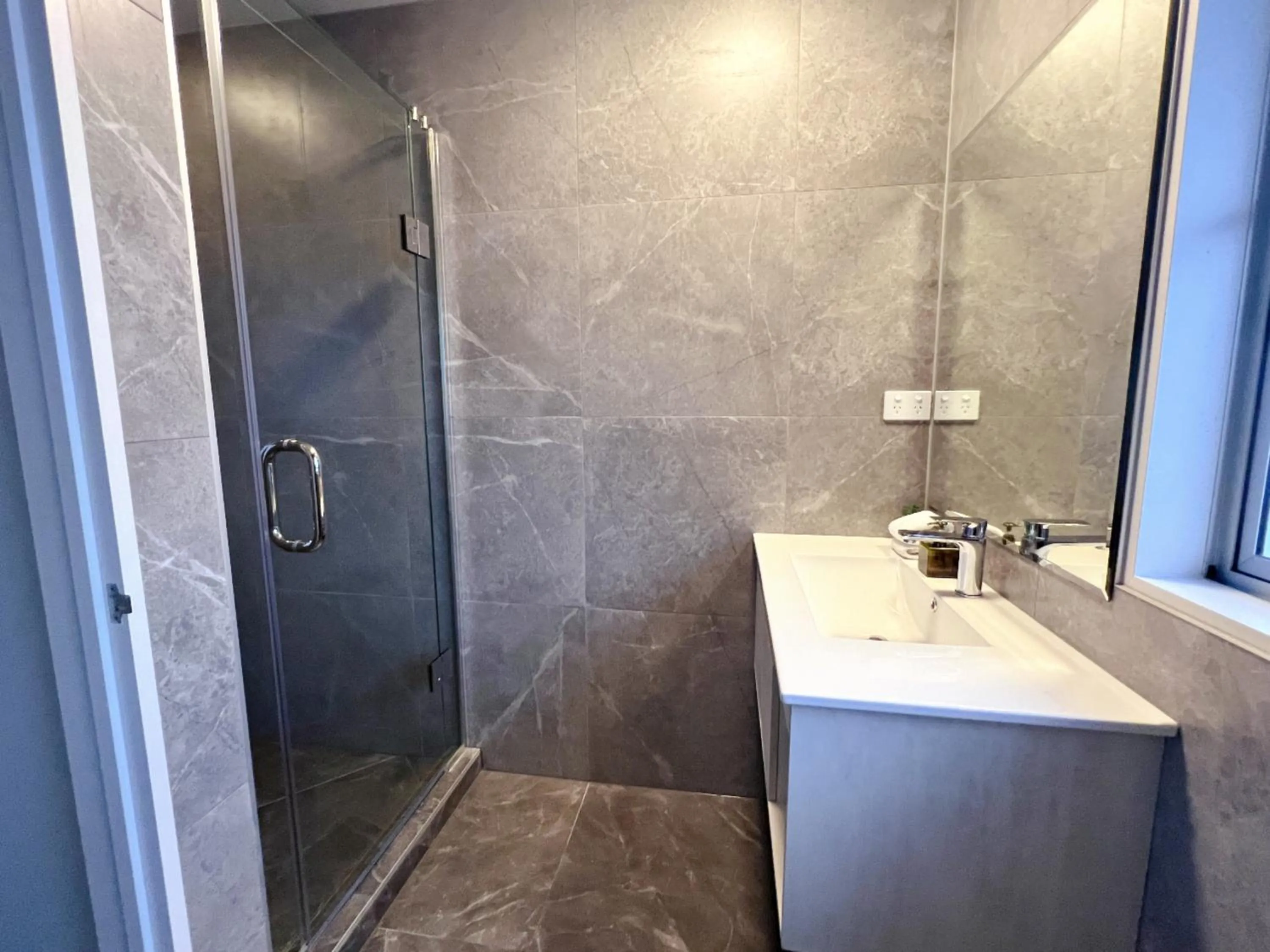 Bathroom in Barclay Motel