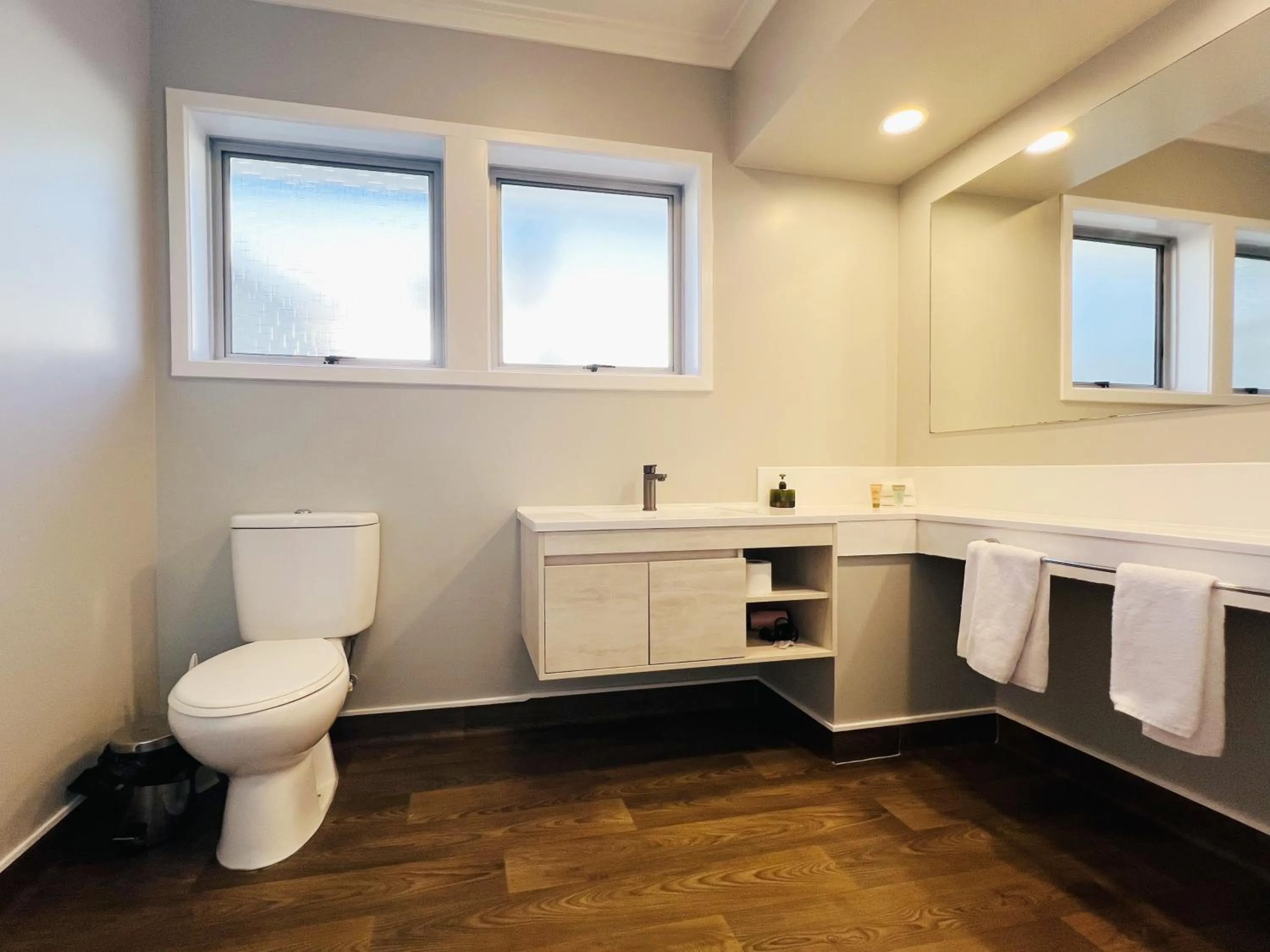 Bathroom in Barclay Motel