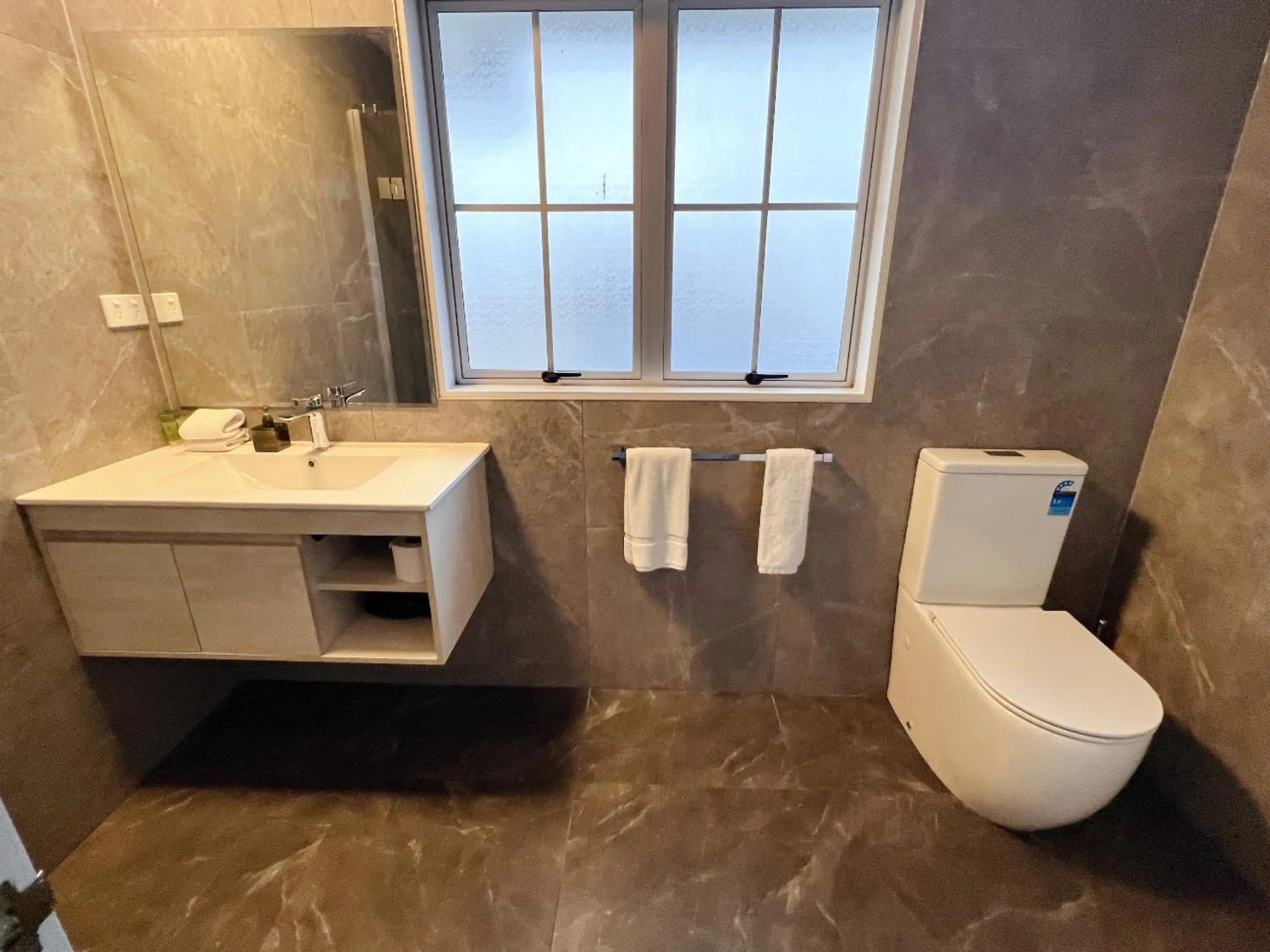 Bathroom in Barclay Motel