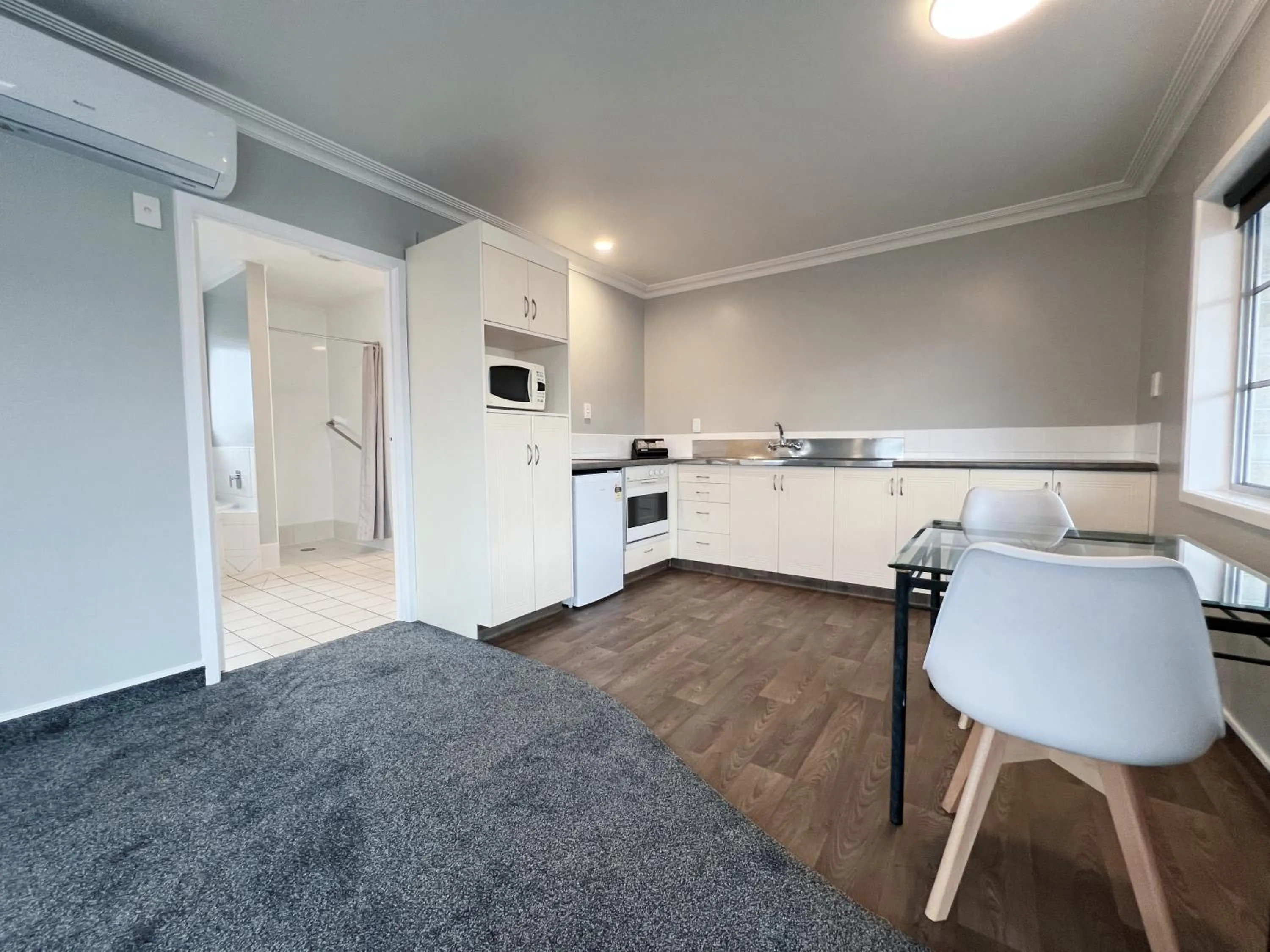 Kitchen or kitchenette in Barclay Motel