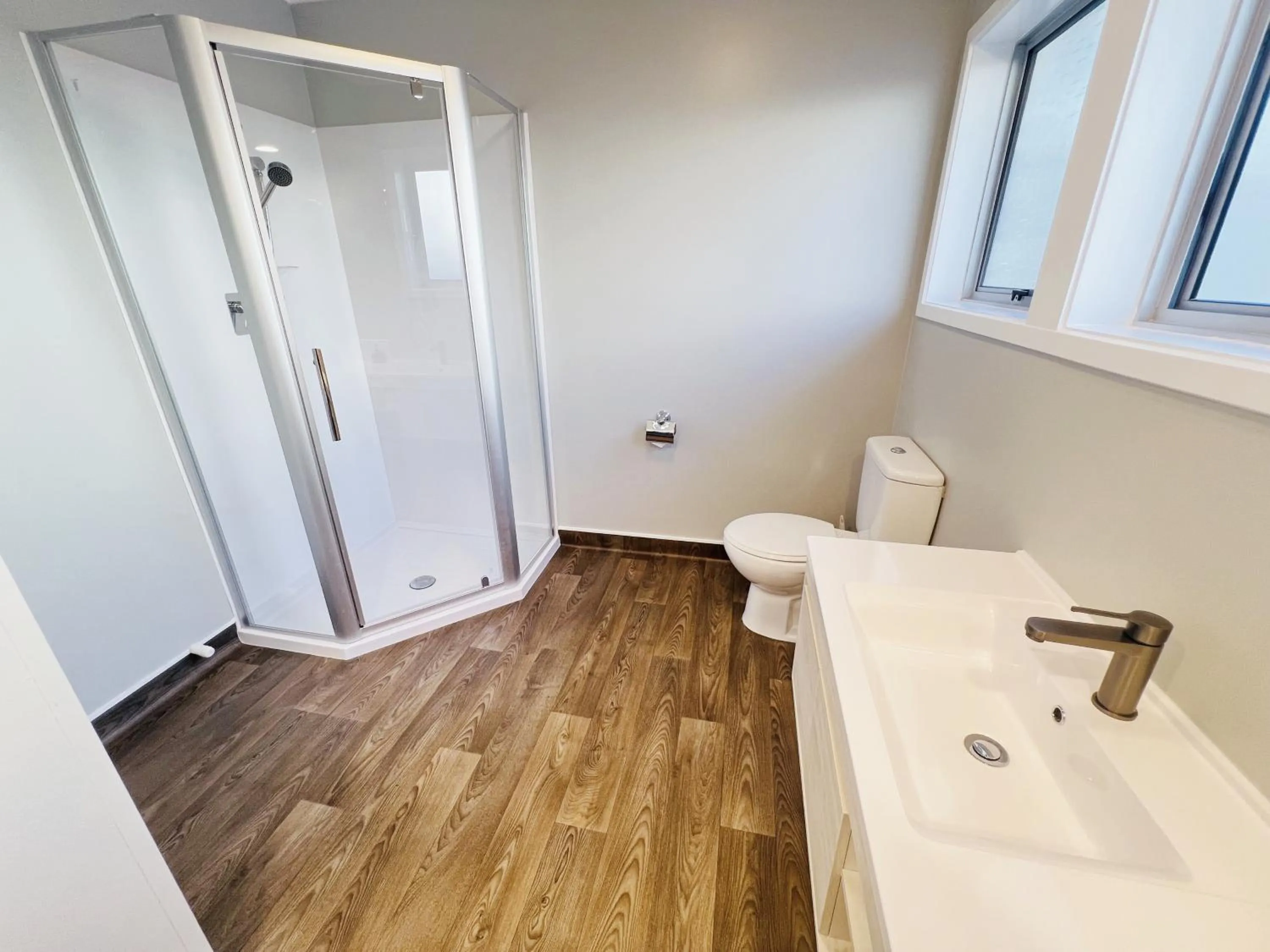 Bathroom in Barclay Motel